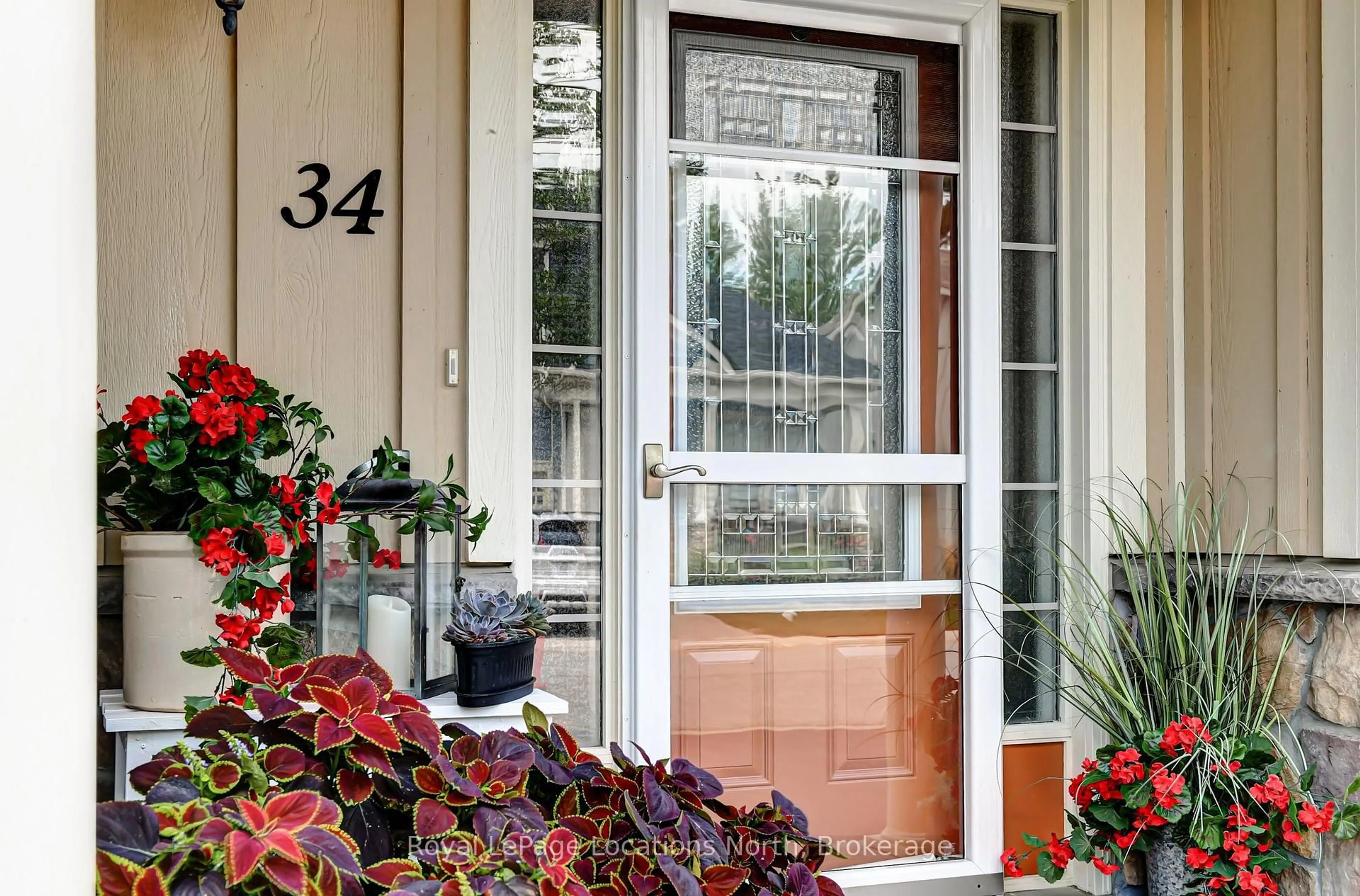 Indoor entryway for 34 Savannah Cres, Wasaga Beach Ontario L9Z 0E7