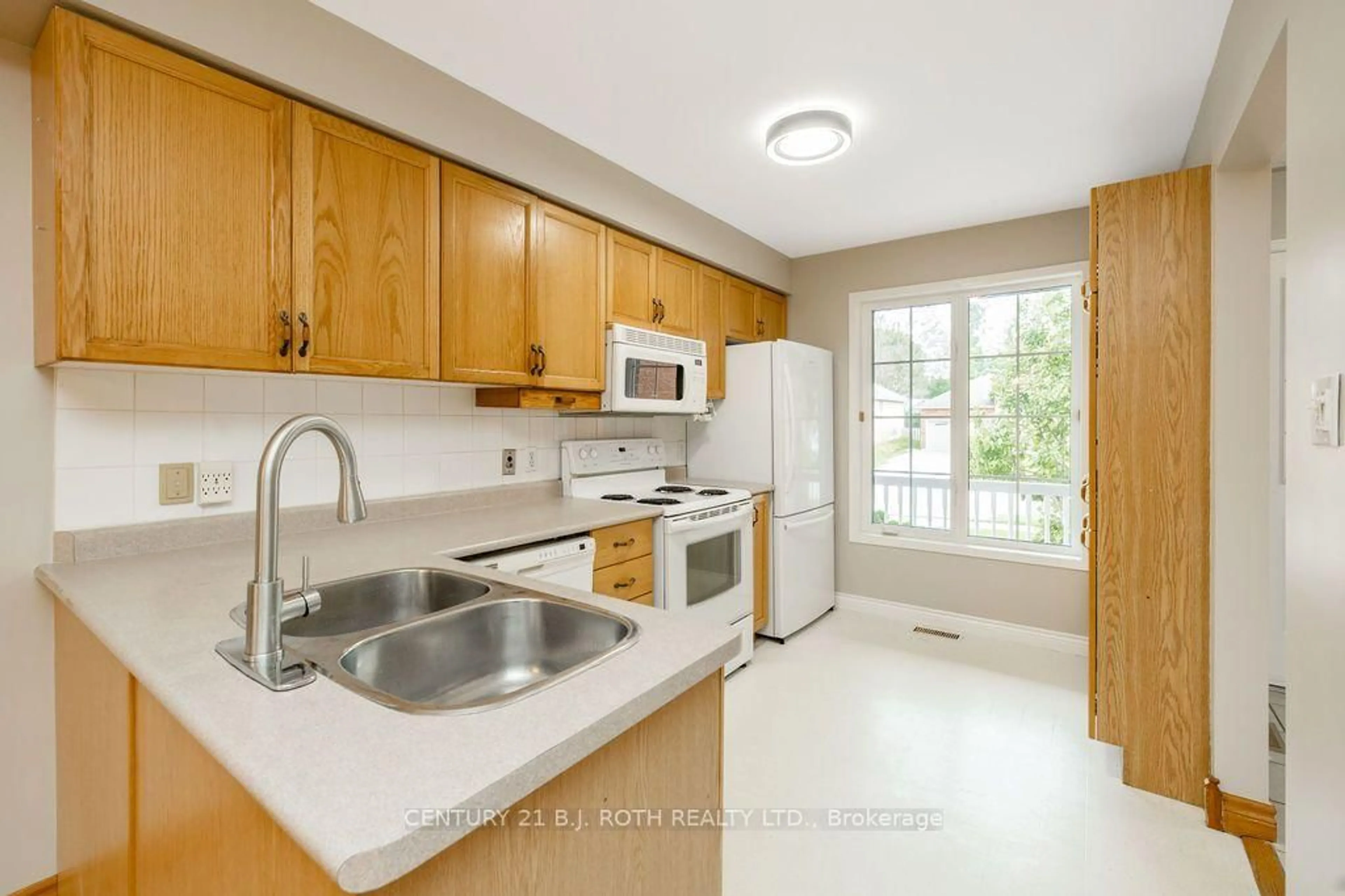 Standard kitchen, ceramic/tile floor for 24 Ashton St, Orillia Ontario L3V 7V5