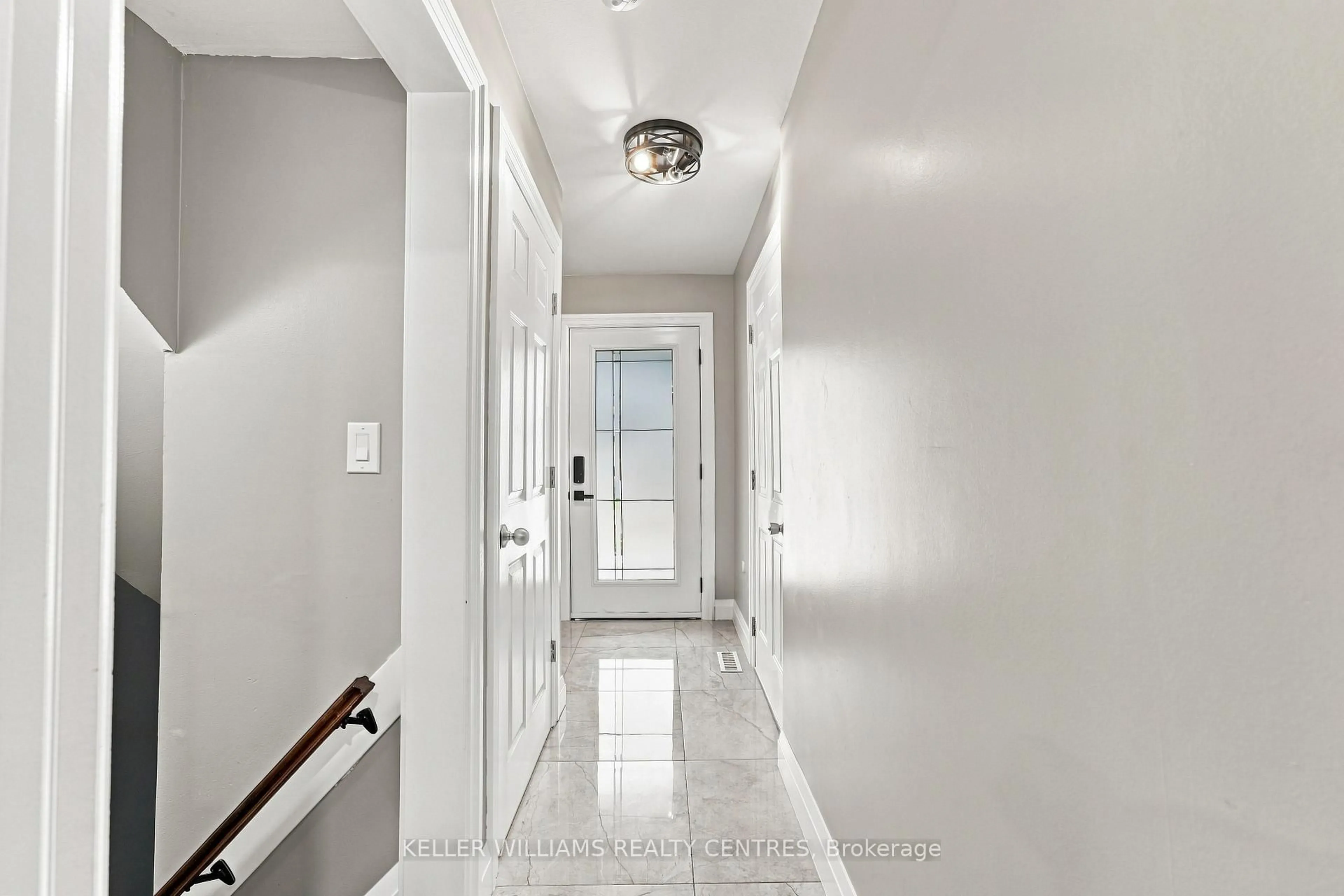 Indoor entryway for 36 Chaucer Cres, Barrie Ontario L4N 4T7