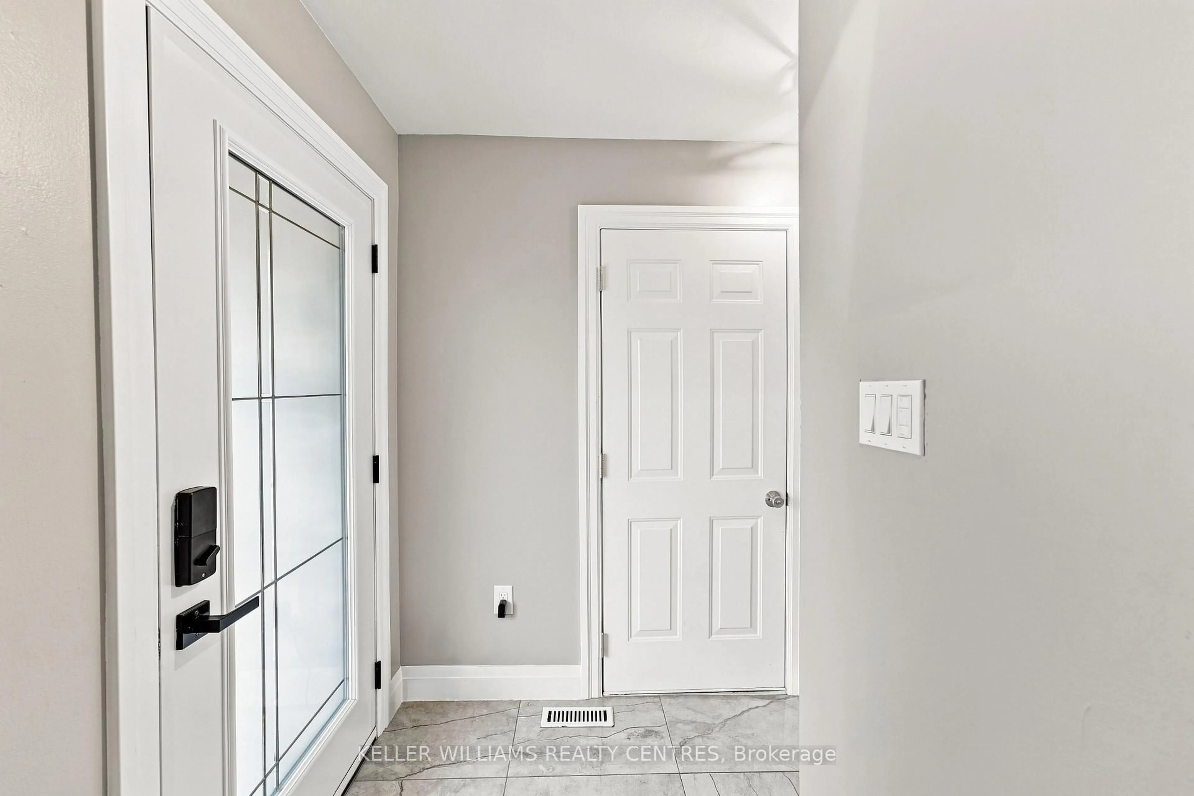 Indoor entryway for 36 Chaucer Cres, Barrie Ontario L4N 4T7