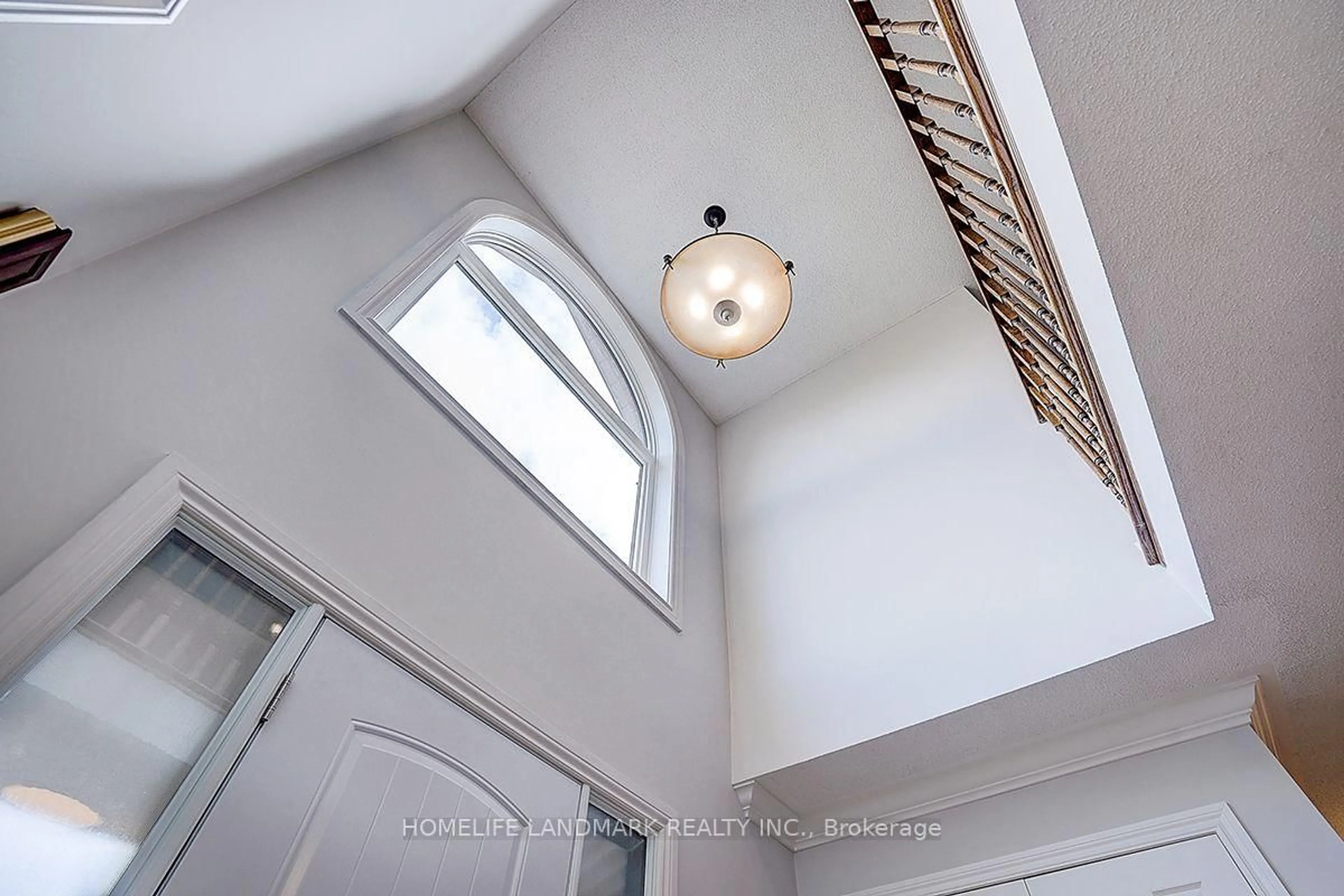 Indoor foyer for 31 Crimson Ridge Rd, Barrie Ontario L4N 9R8