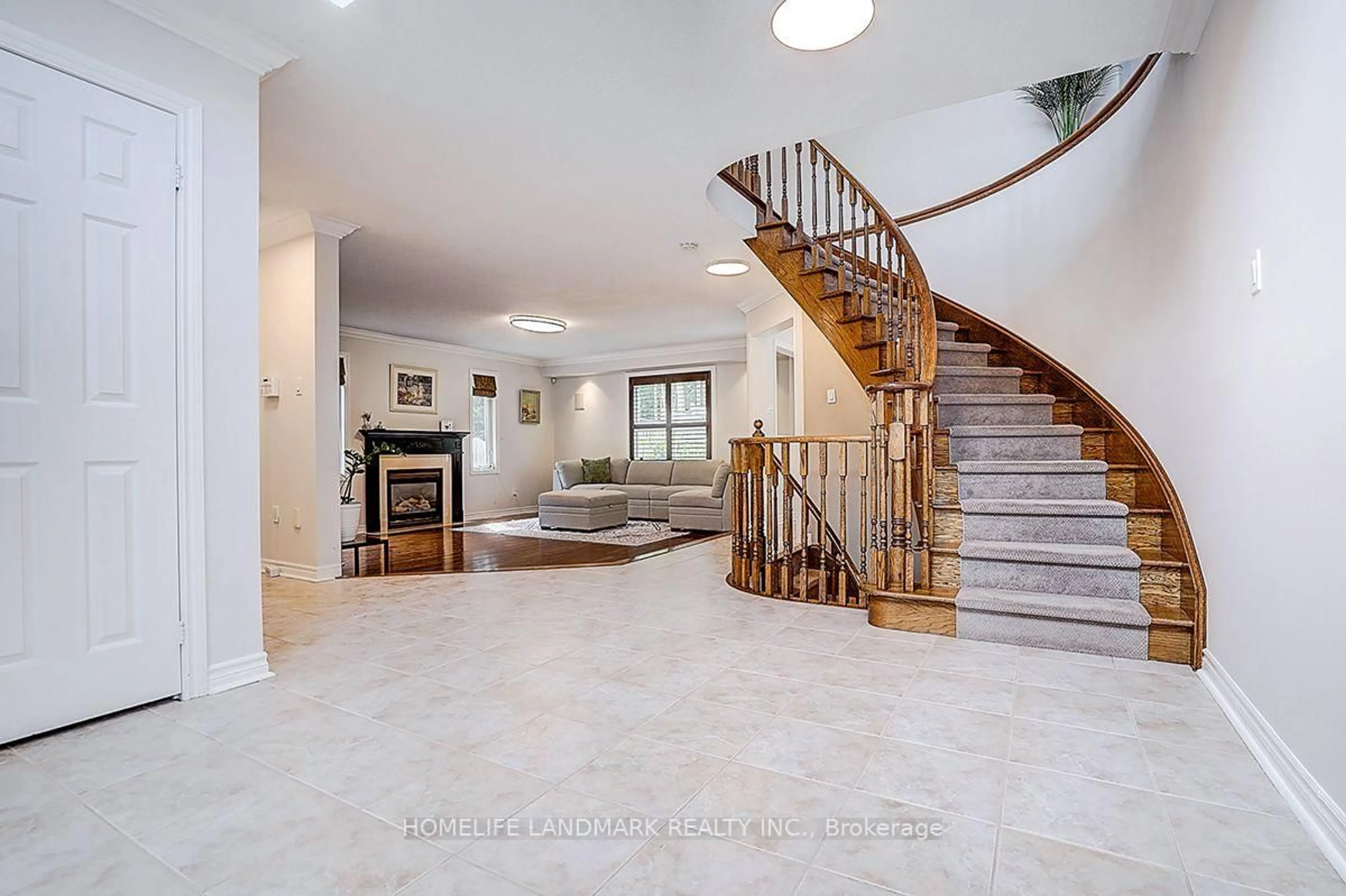 Indoor foyer for 31 Crimson Ridge Rd, Barrie Ontario L4N 9R8