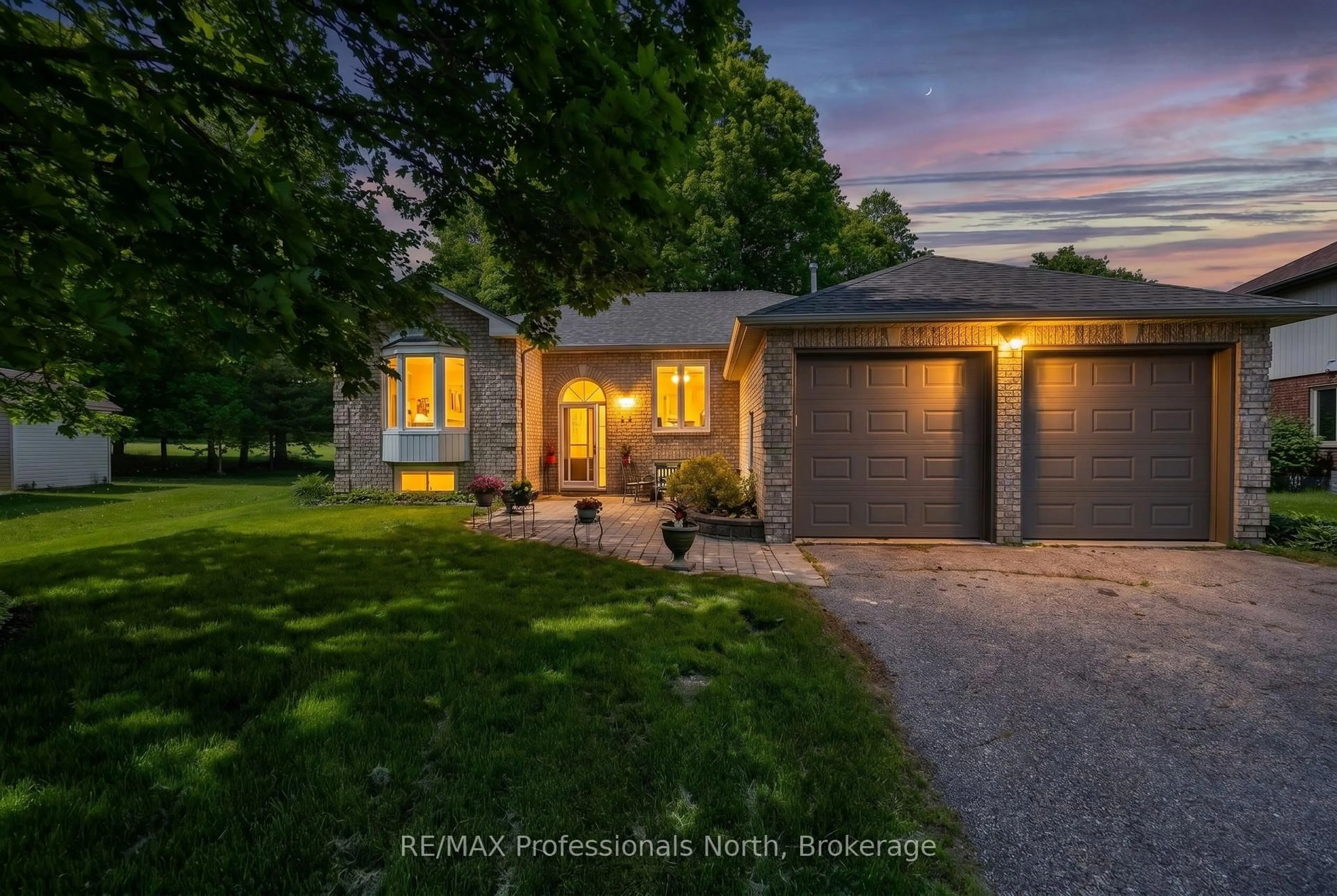 A pic from outside/outdoor area/front of a property/back of a property/a pic from drone, street for 48 Fairway Cres, Wasaga Beach Ontario L9Z 1B8