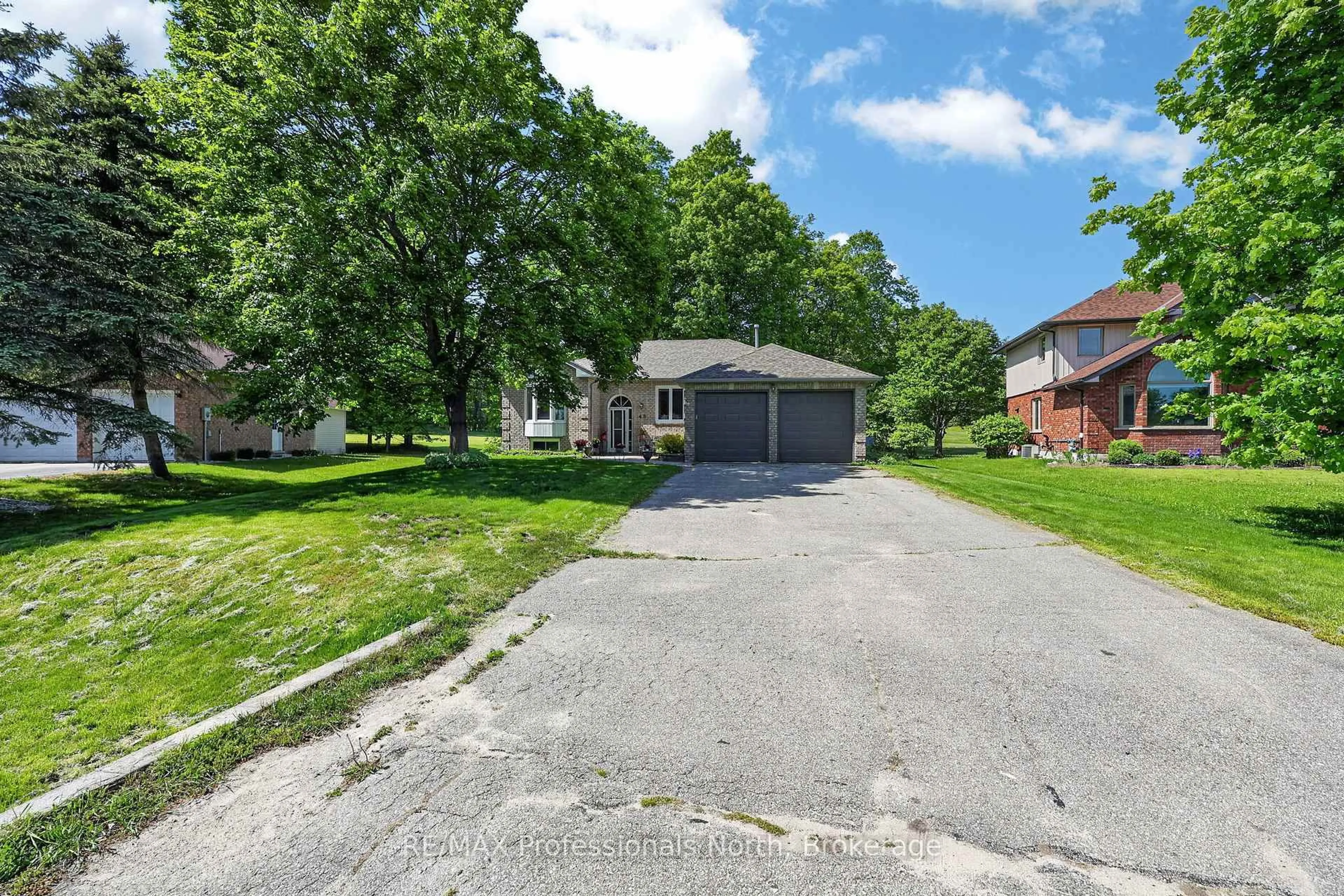 A pic from outside/outdoor area/front of a property/back of a property/a pic from drone, street for 48 Fairway Cres, Wasaga Beach Ontario L9Z 1B8