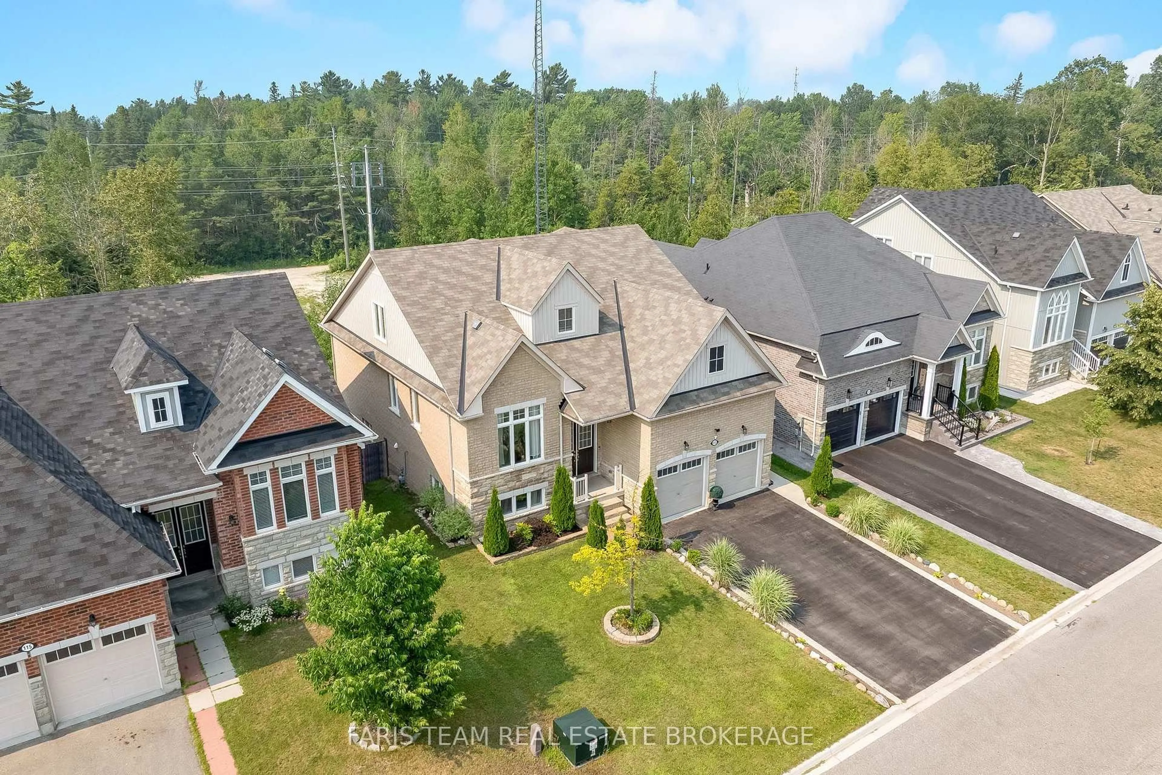 A pic from outside/outdoor area/front of a property/back of a property/a pic from drone, street for 113 Allegra Dr, Wasaga Beach Ontario L9Z 1P2