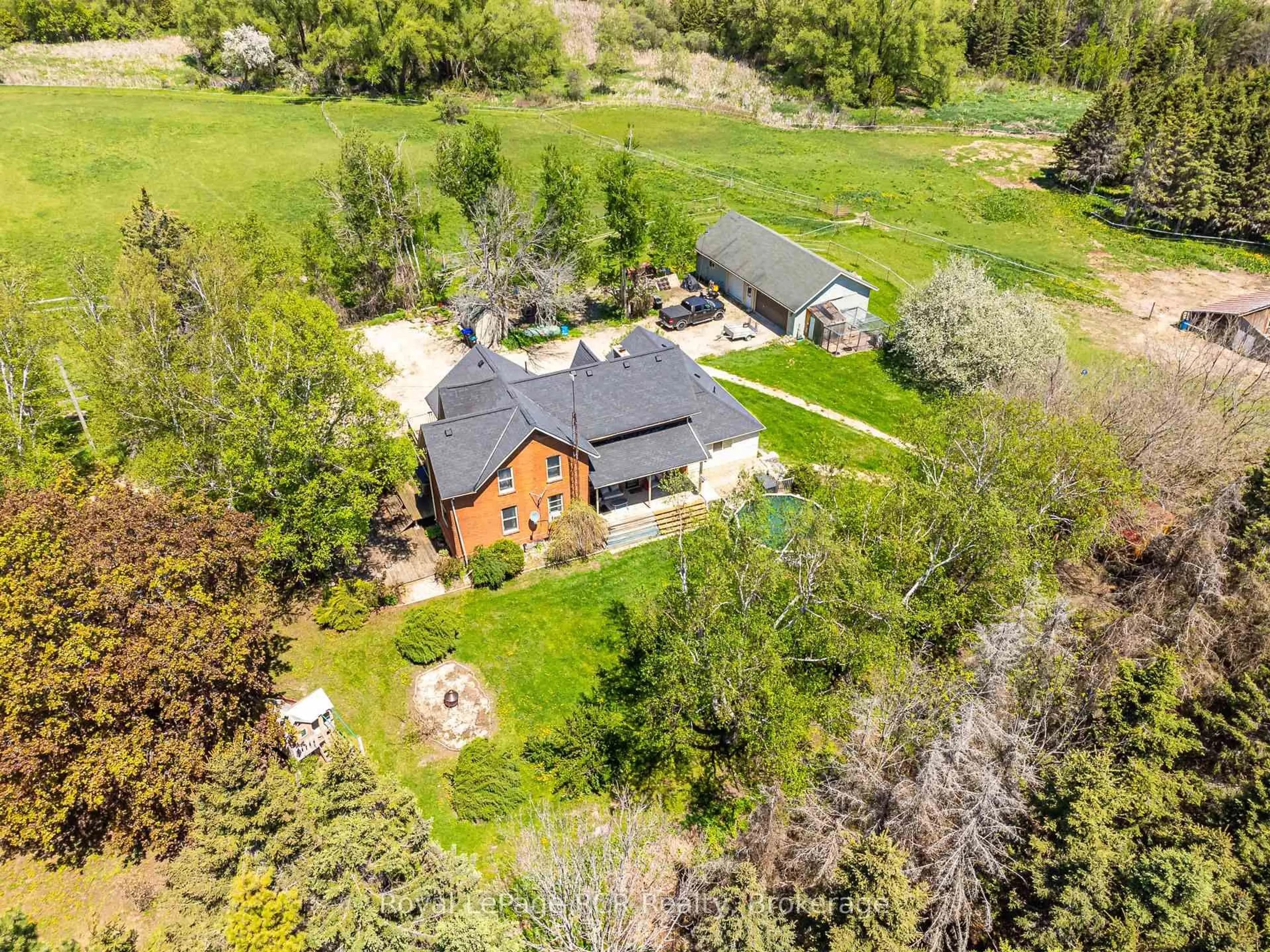 A pic from outside/outdoor area/front of a property/back of a property/a pic from drone, unknown for 2553 County Road 42, Clearview Ontario L0M 1S0