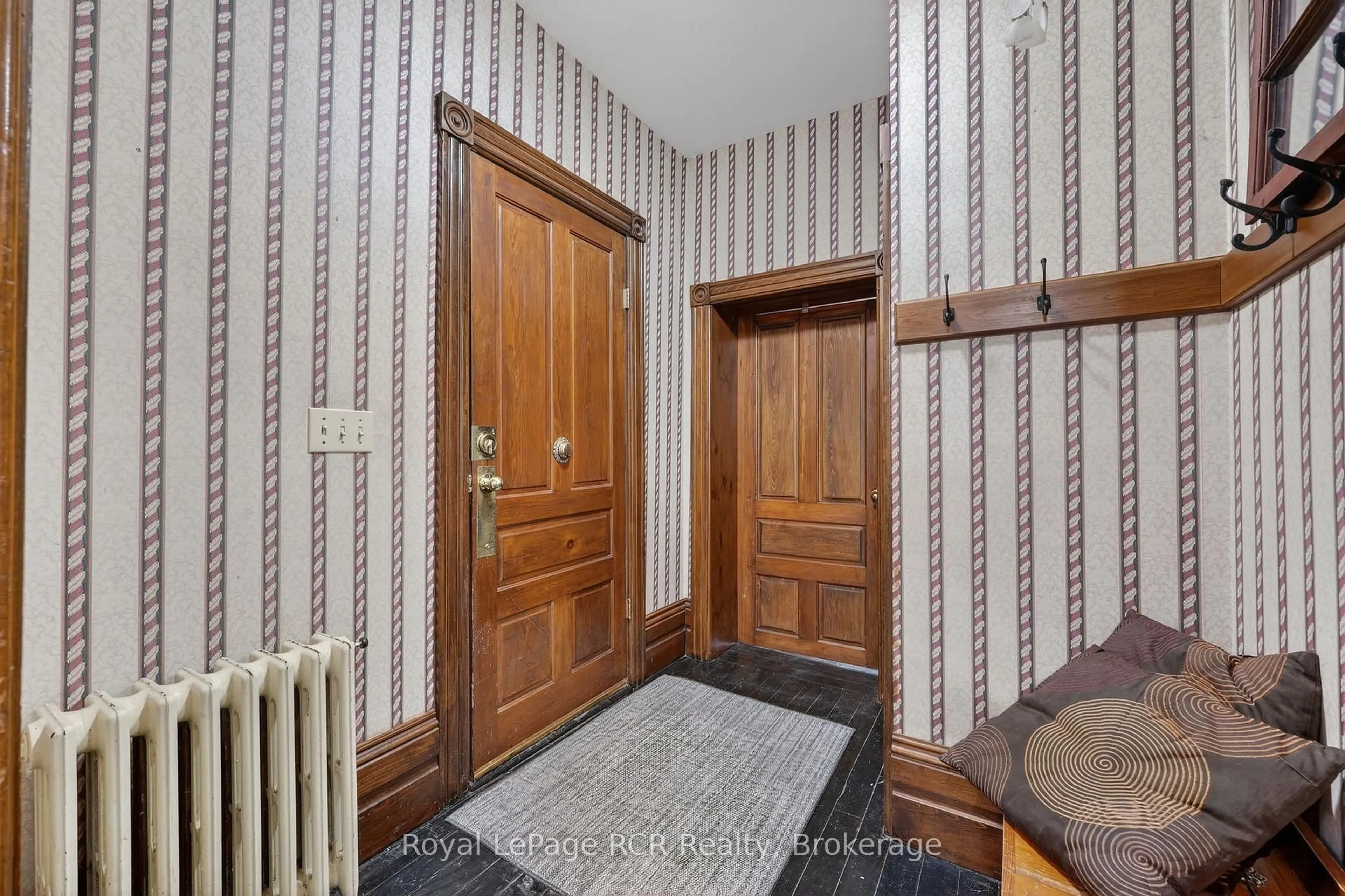 Indoor foyer for 2553 County Road 42, Clearview Ontario L0M 1S0