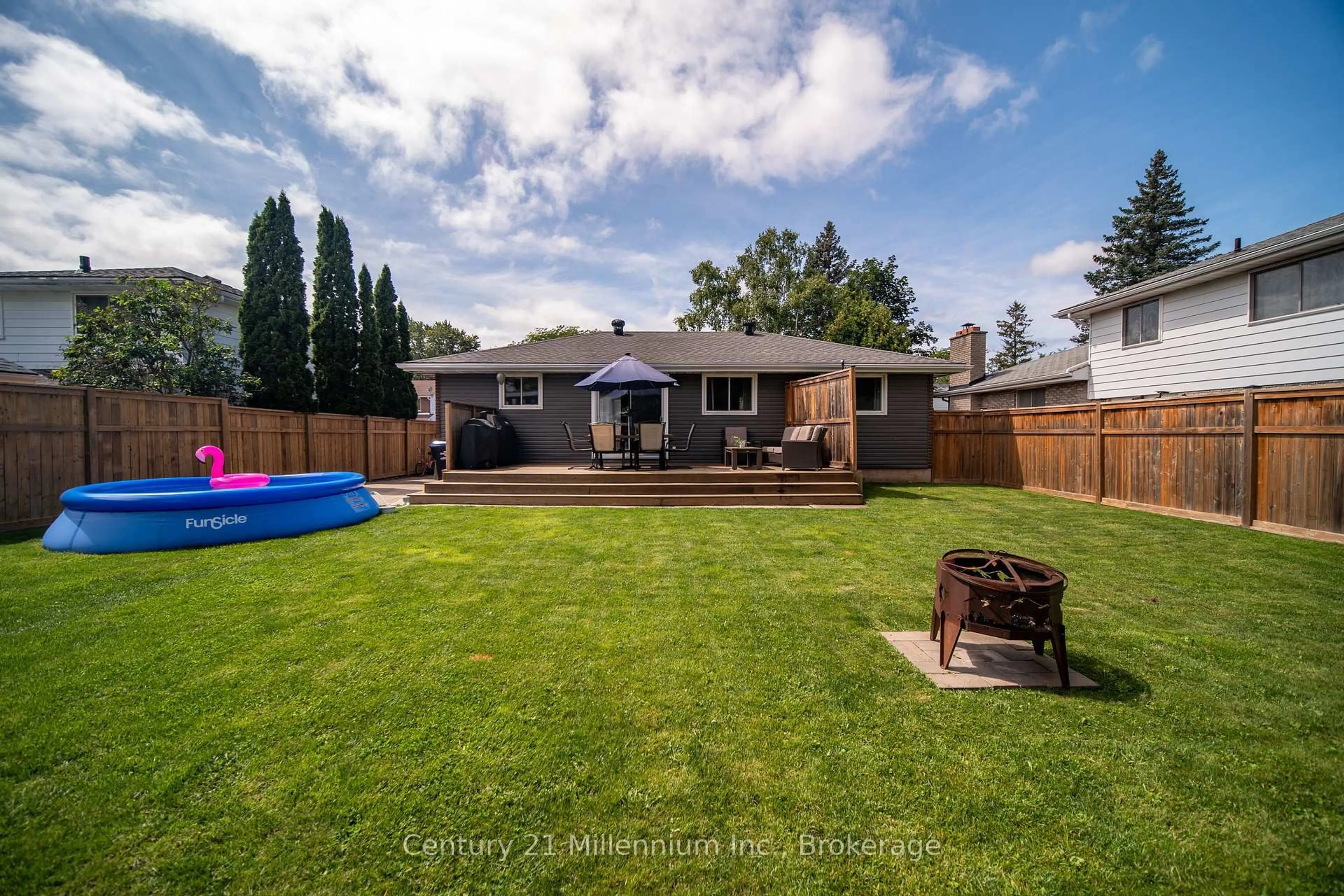 A pic from outside/outdoor area/front of a property/back of a property/a pic from drone, street for 553 Spruce St, Collingwood Ontario L9Y 3H9
