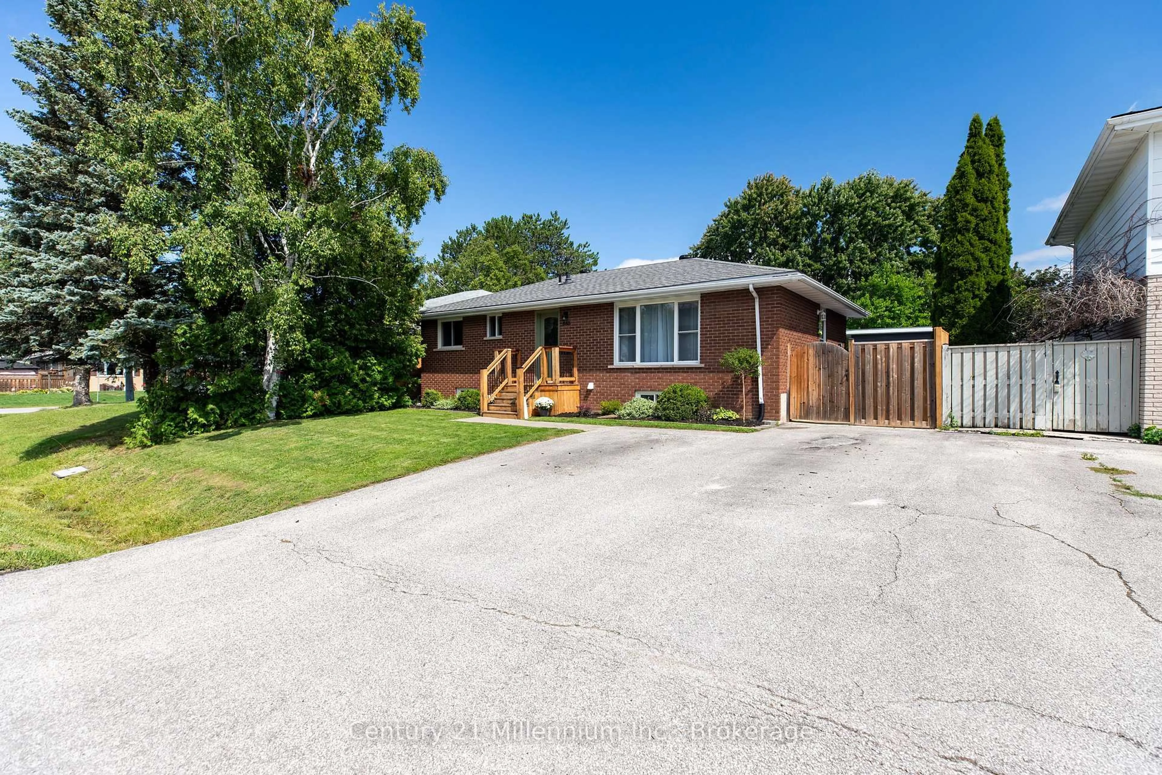 Home with brick exterior material, street for 553 Spruce St, Collingwood Ontario L9Y 3H9