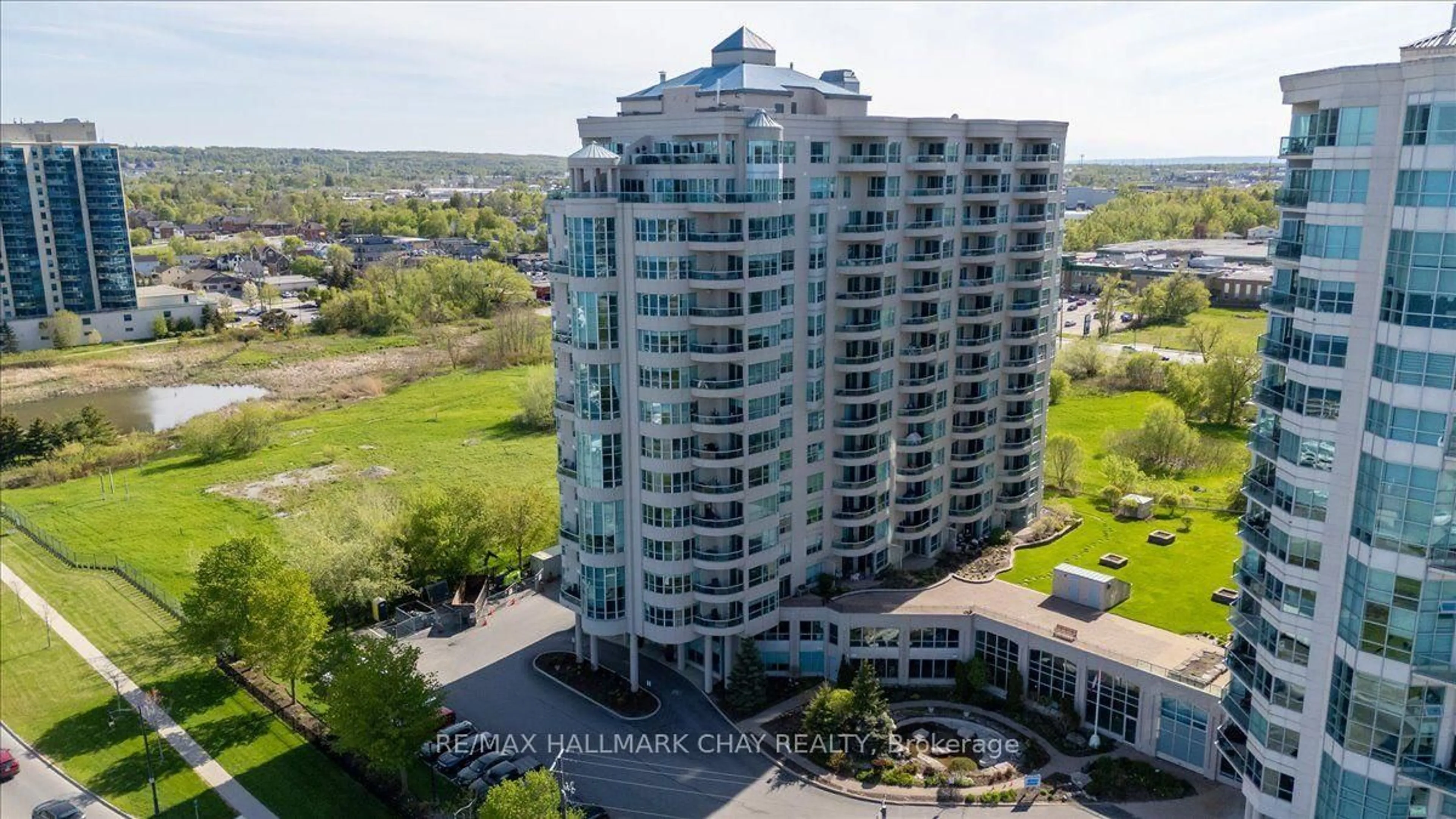 A pic from outside/outdoor area/front of a property/back of a property/a pic from drone, unknown for 2 Toronto St #605, Barrie Ontario L4N 9R2