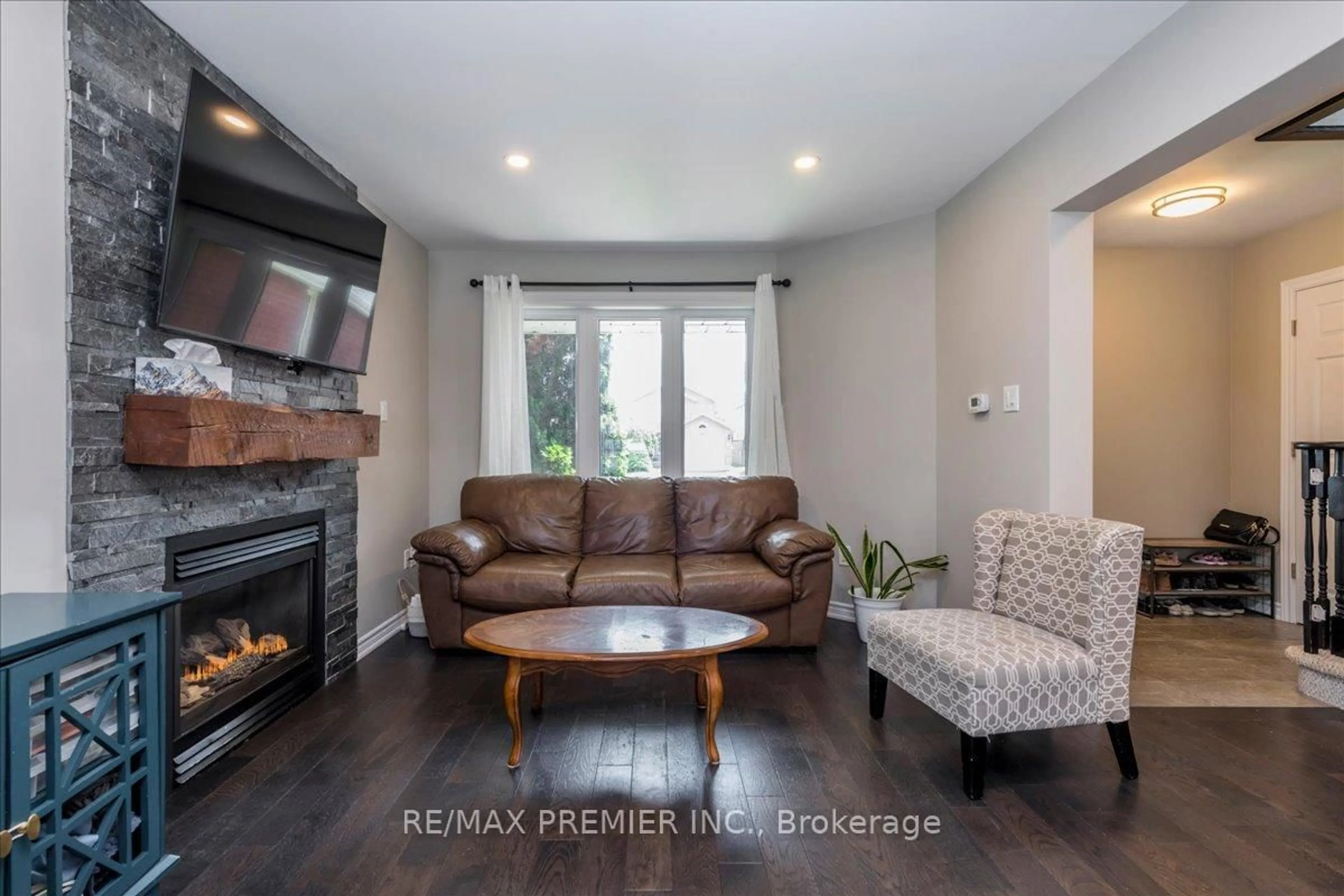 Living room with furniture, unknown for 129 Chalmers Dr, Barrie Ontario L4N 8W4