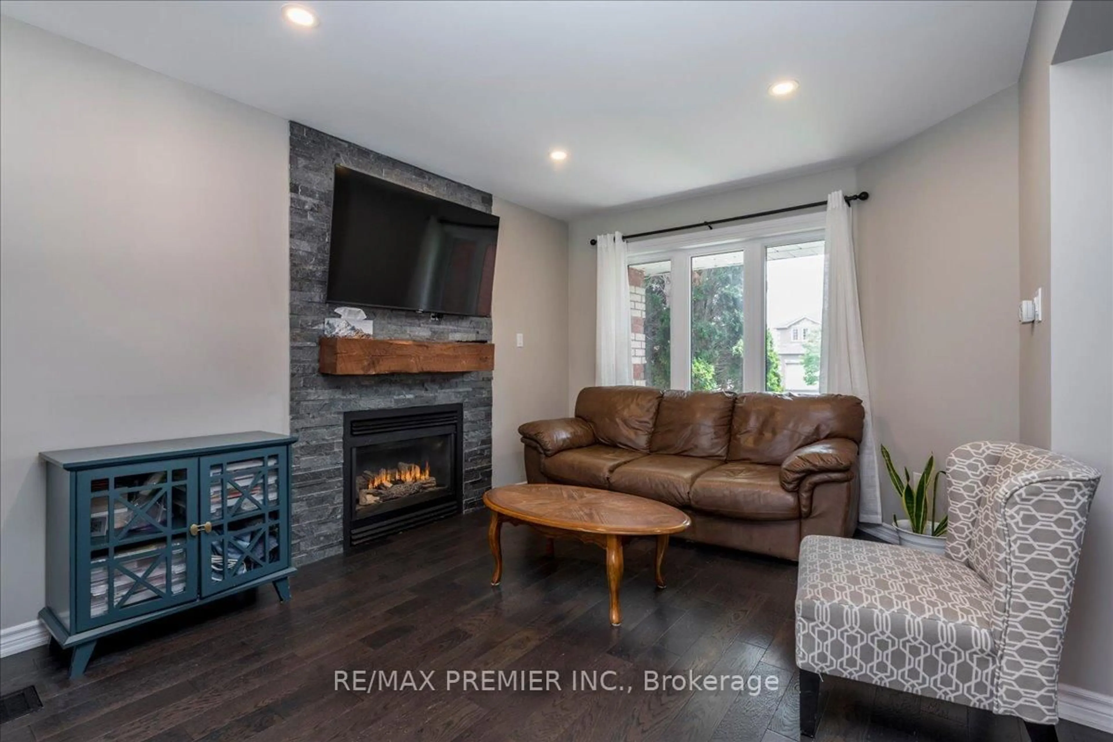 Living room with furniture, unknown for 129 Chalmers Dr, Barrie Ontario L4N 8W4