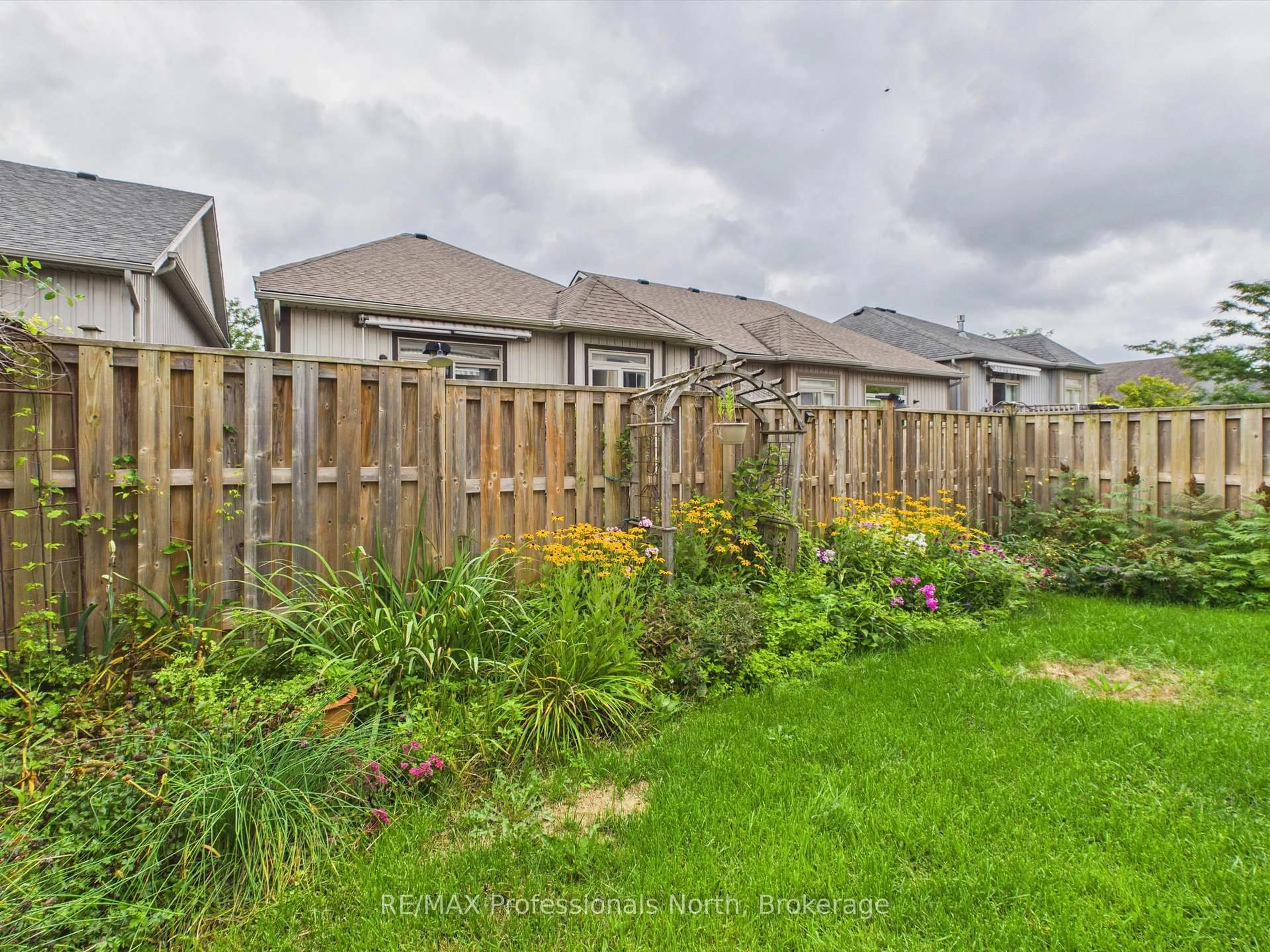 A pic from outside/outdoor area/front of a property/back of a property/a pic from drone, street for 35 Canterbury Circ, Orillia Ontario L3V 0C9