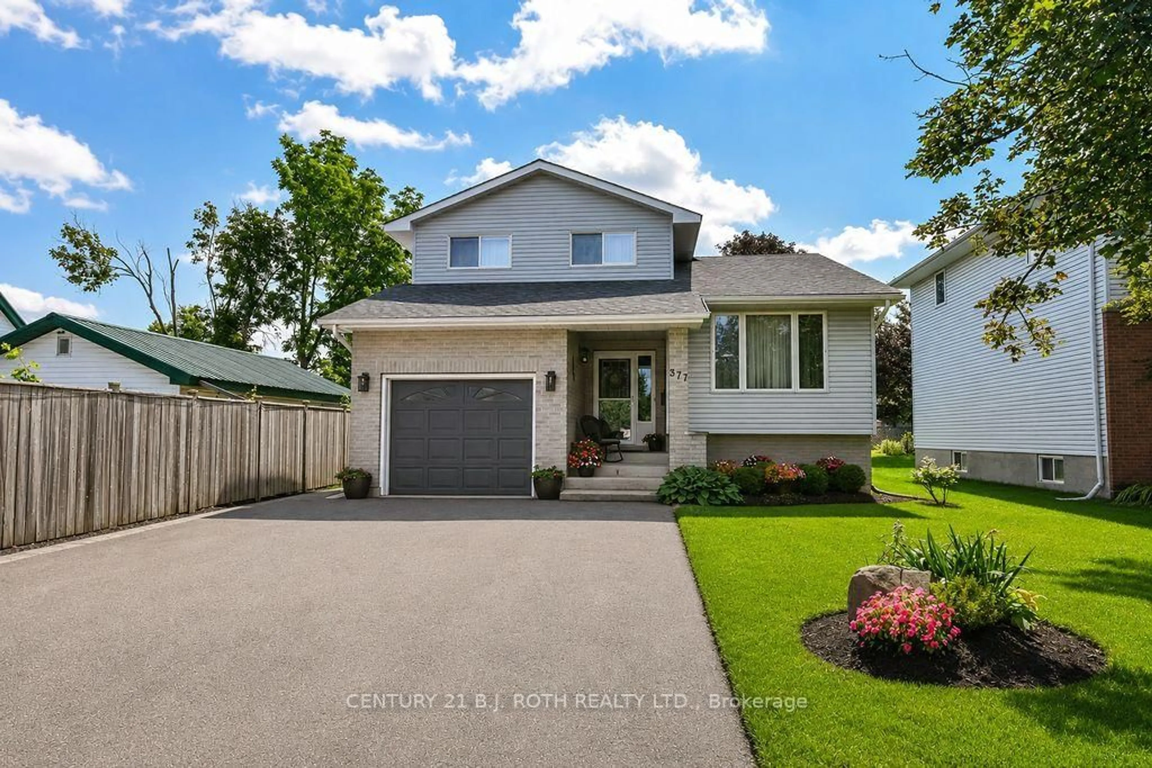 Home with vinyl exterior material, street for 377 MARY St, Orillia Ontario L3V 3G2