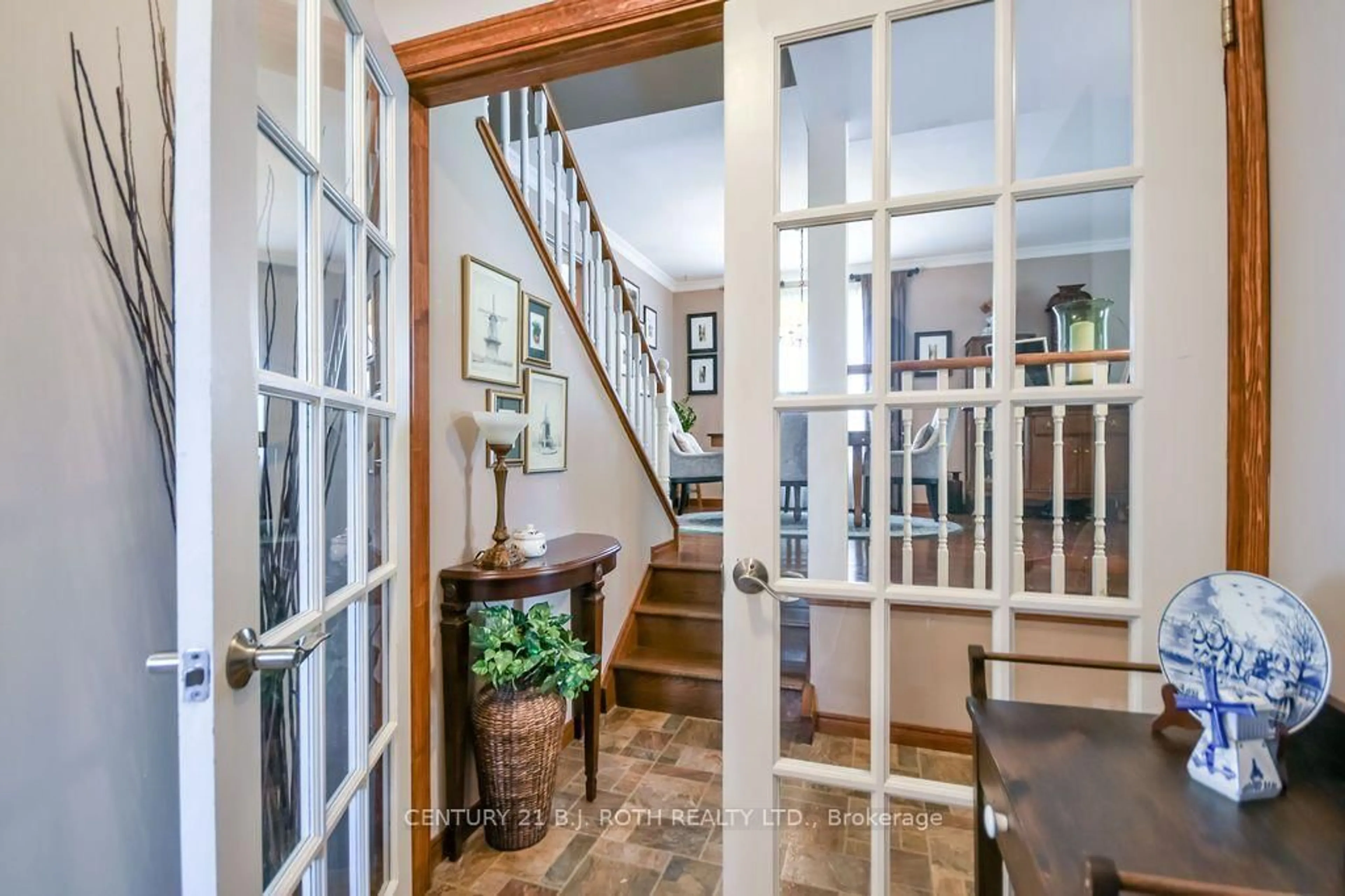 Indoor entryway for 377 MARY St, Orillia Ontario L3V 3G2