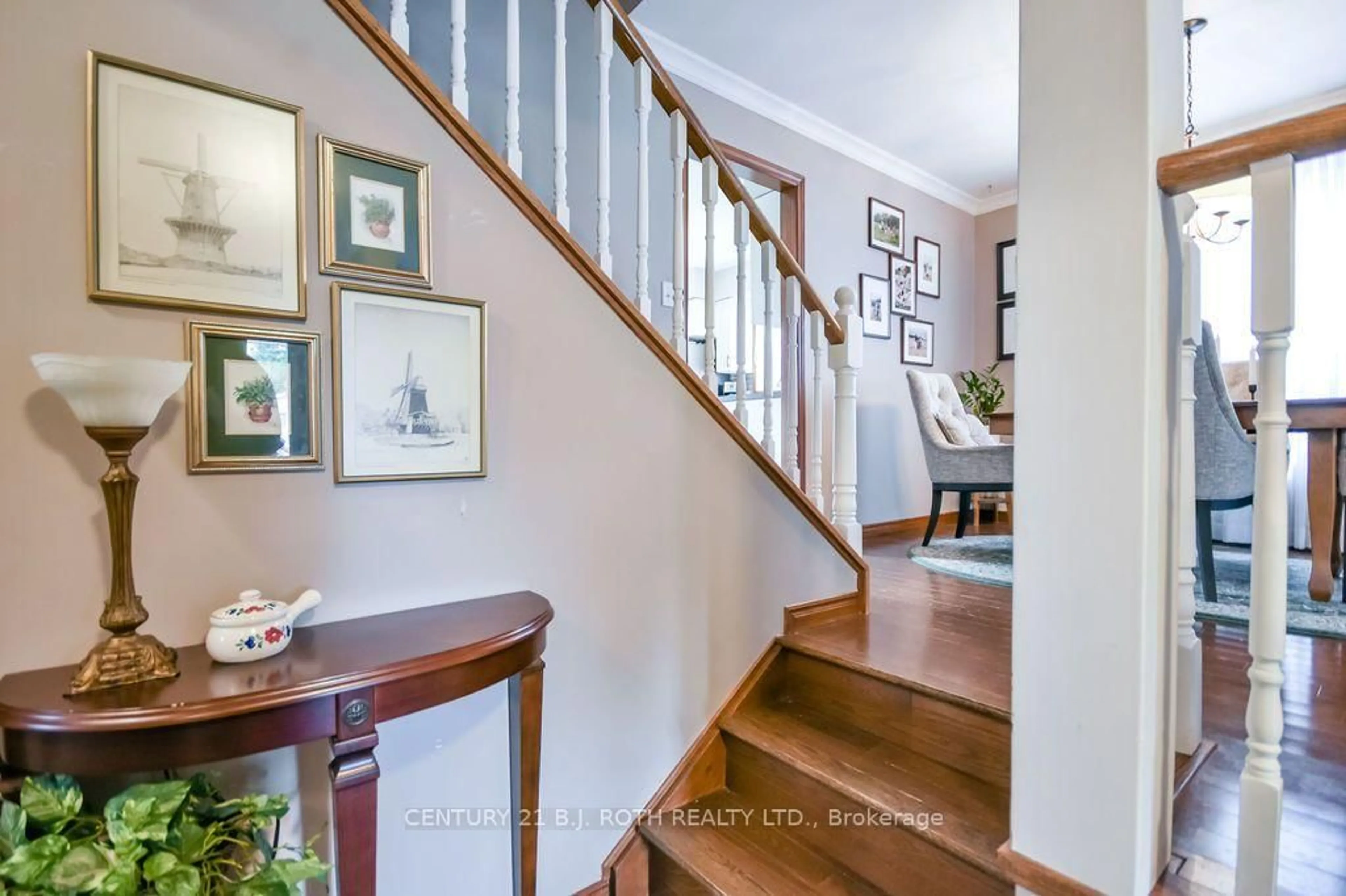 Indoor entryway for 377 MARY St, Orillia Ontario L3V 3G2
