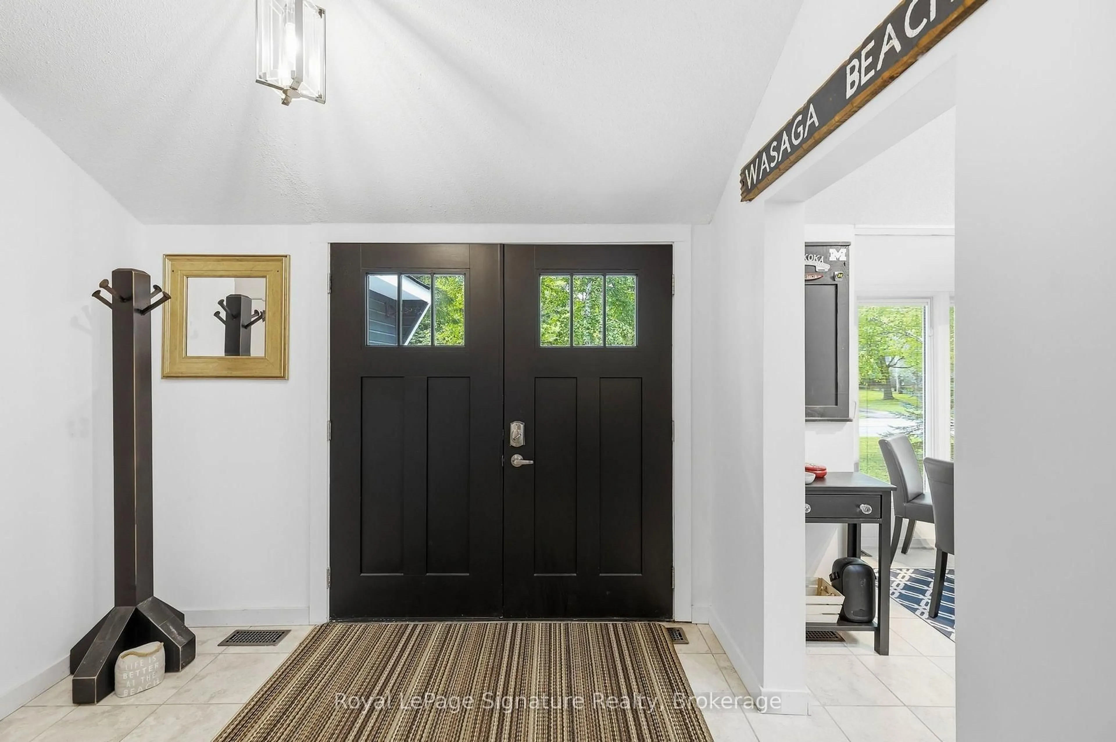 Indoor entryway for 40 51ST St, Wasaga Beach Ontario L9Z 1X2
