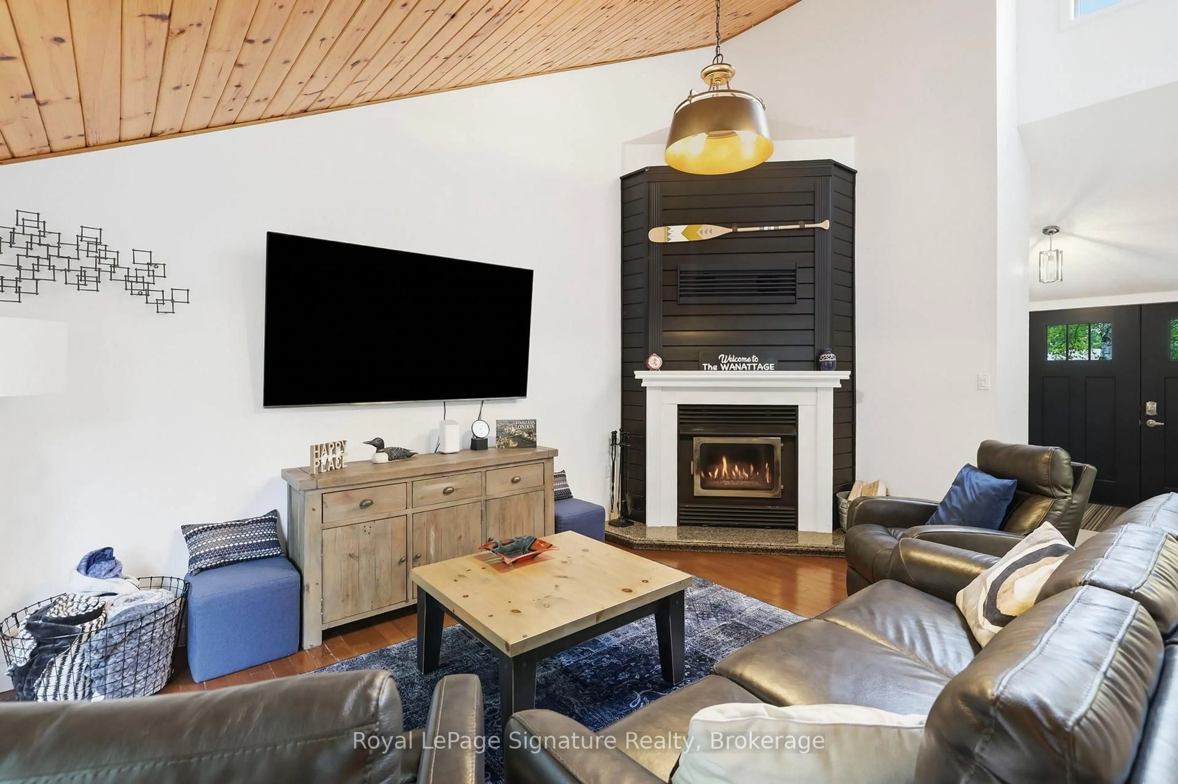 Living room with furniture, wood/laminate floor for 40 51ST St, Wasaga Beach Ontario L9Z 1X2