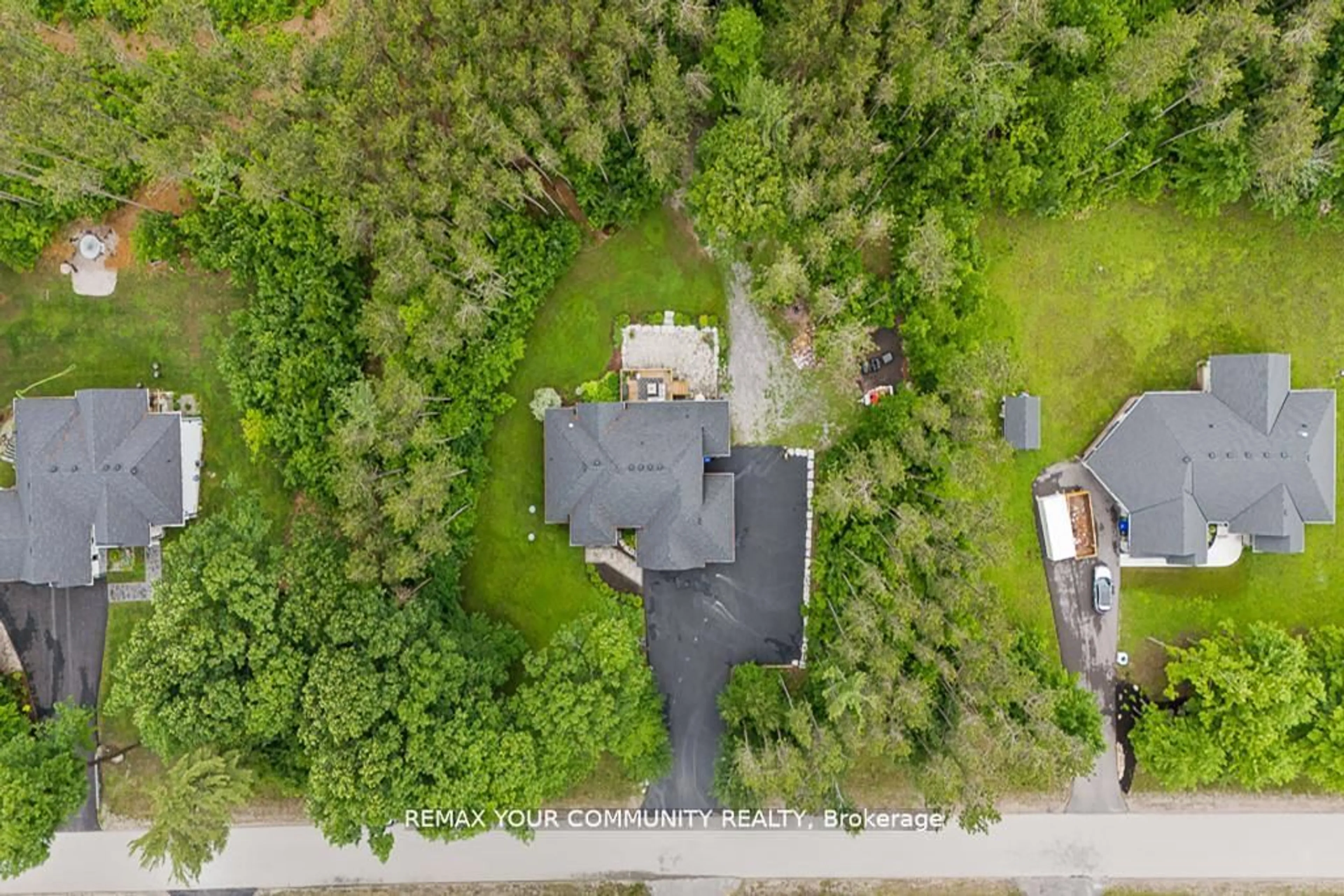 A pic from outside/outdoor area/front of a property/back of a property/a pic from drone, forest/trees view for 38 Windermere Circ, Tay Ontario L4R 0C3