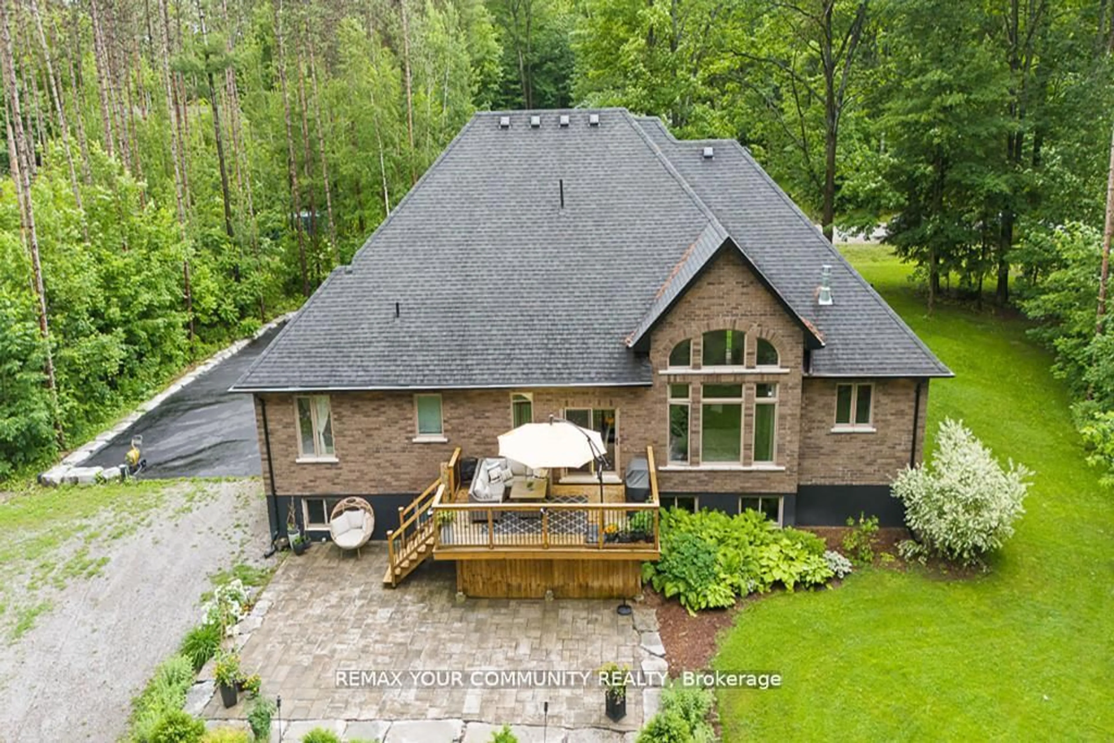 A pic from outside/outdoor area/front of a property/back of a property/a pic from drone, unknown for 38 Windermere Circ, Tay Ontario L4R 0C3
