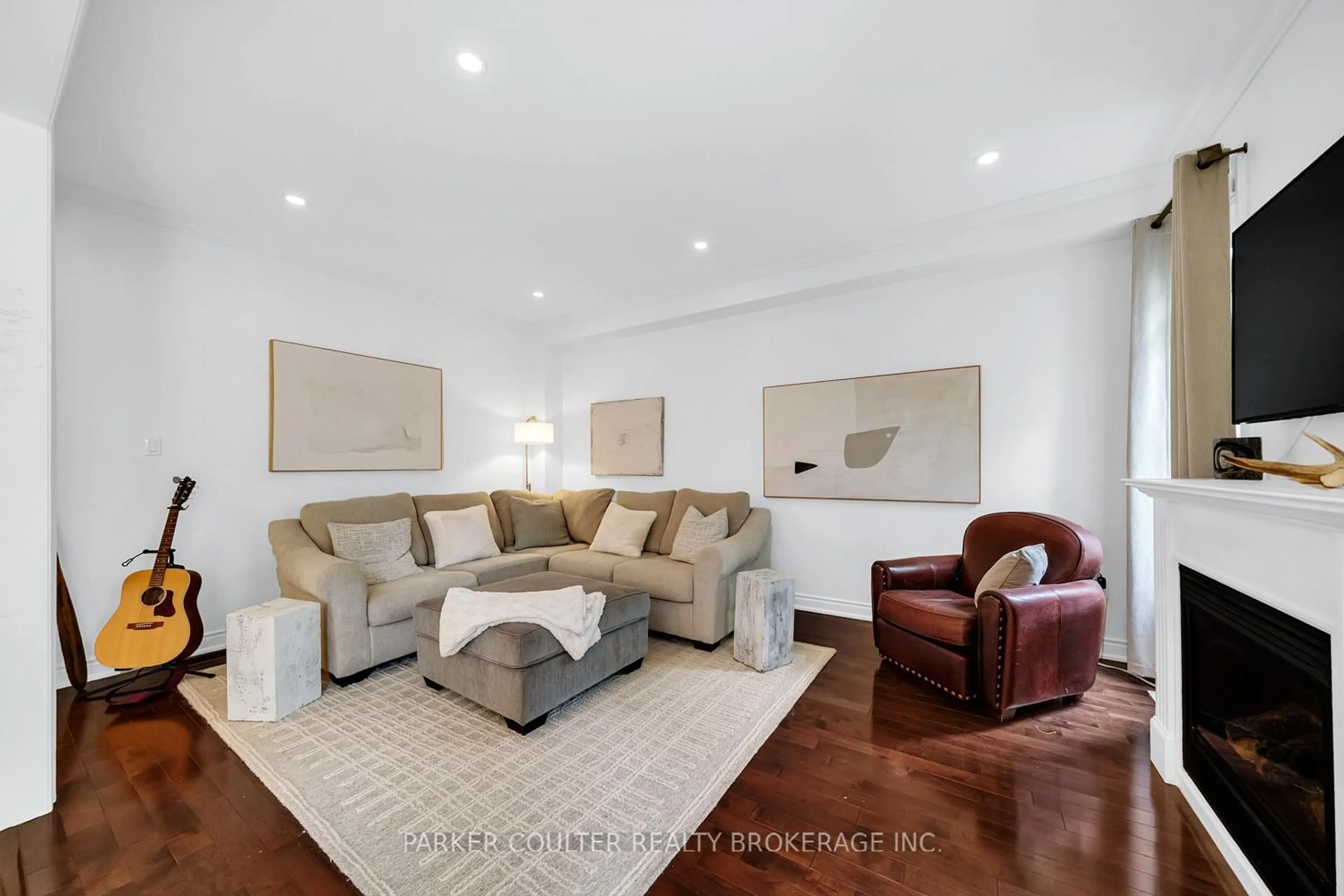 Living room with furniture, unknown for 53 Tudor Cres, Barrie Ontario L4M 0A8