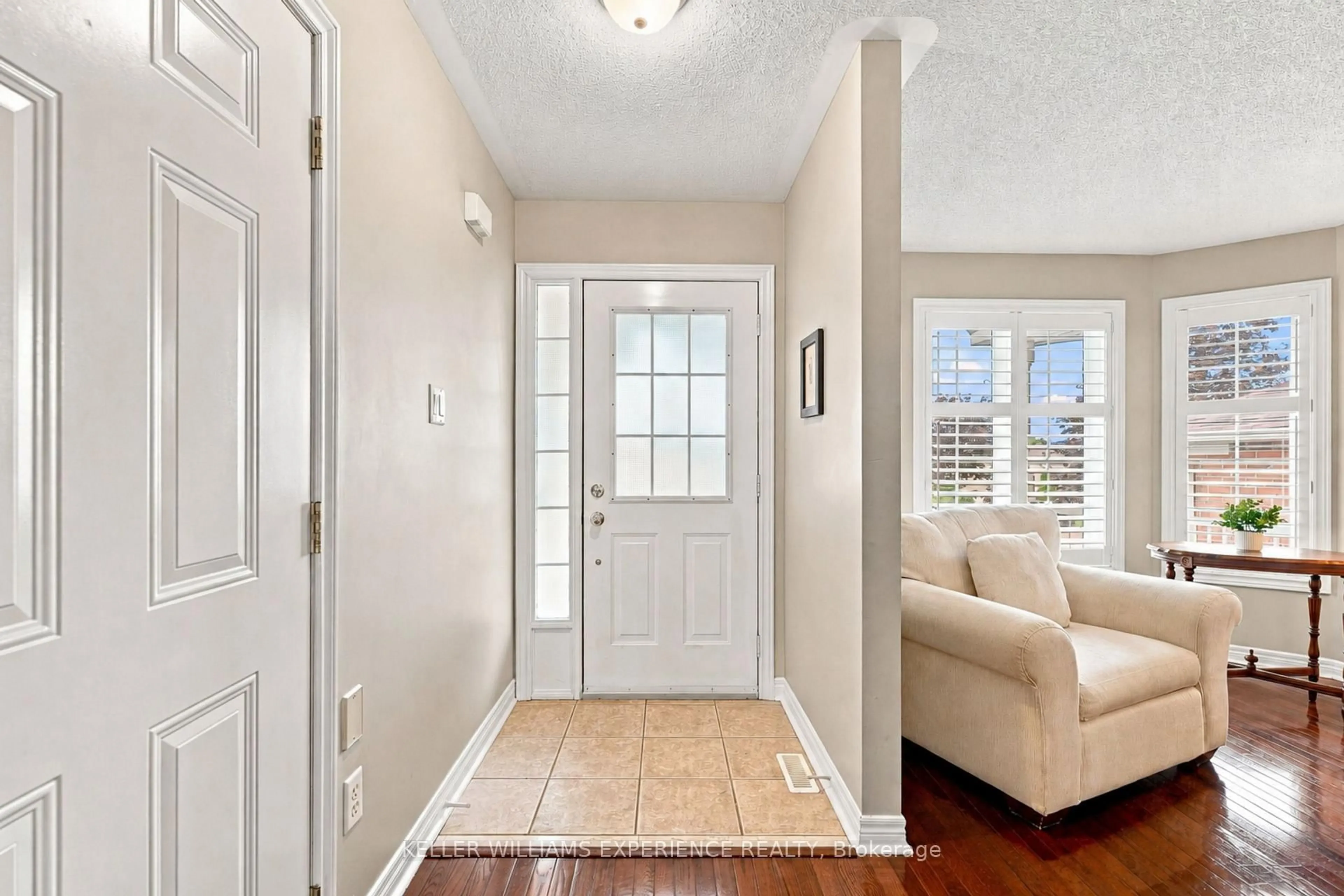 Indoor entryway for 7 Stanley St, Barrie Ontario L4M 6V2