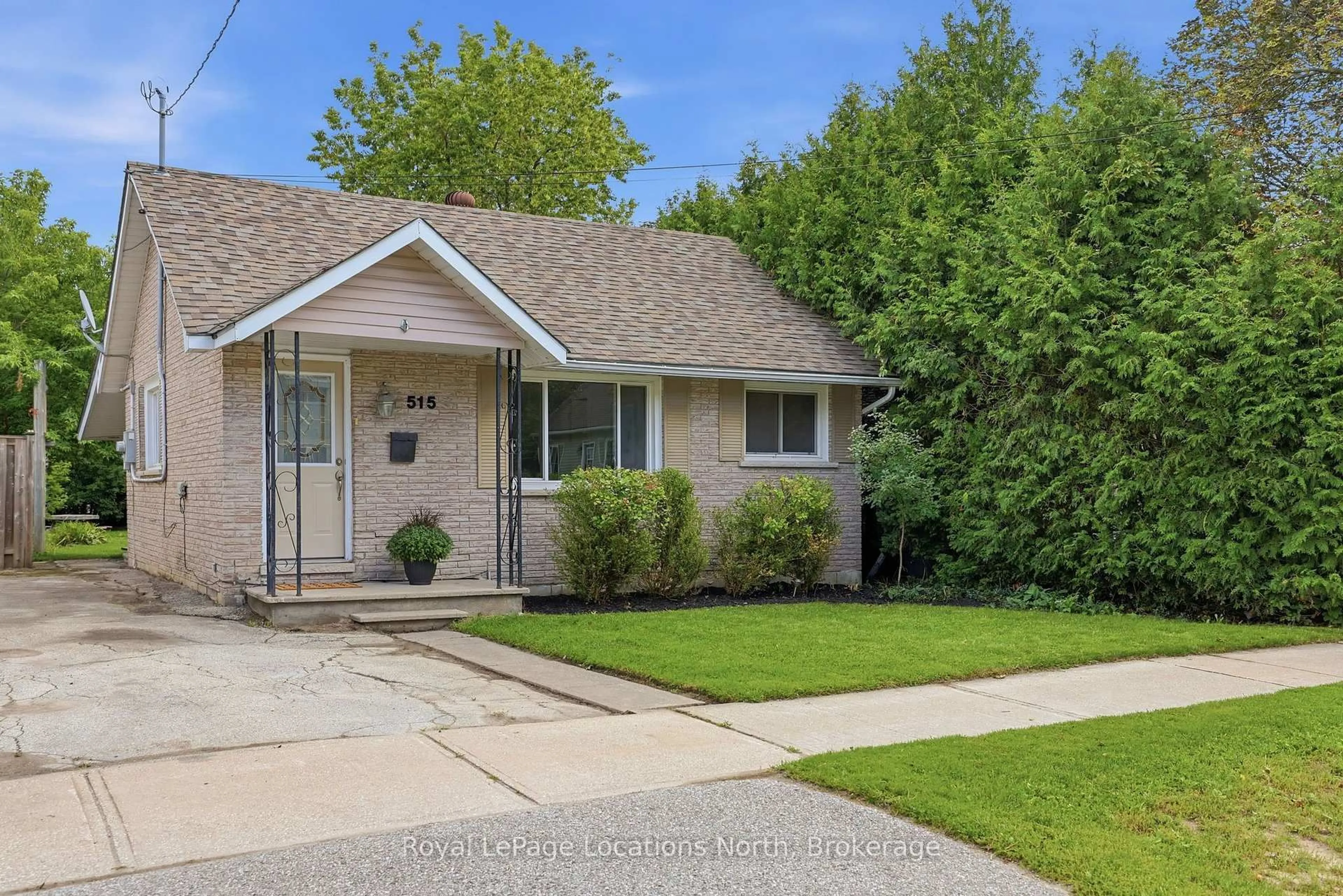Home with vinyl exterior material, street for 515 MAPLE St, Collingwood Ontario L9Y 2S7