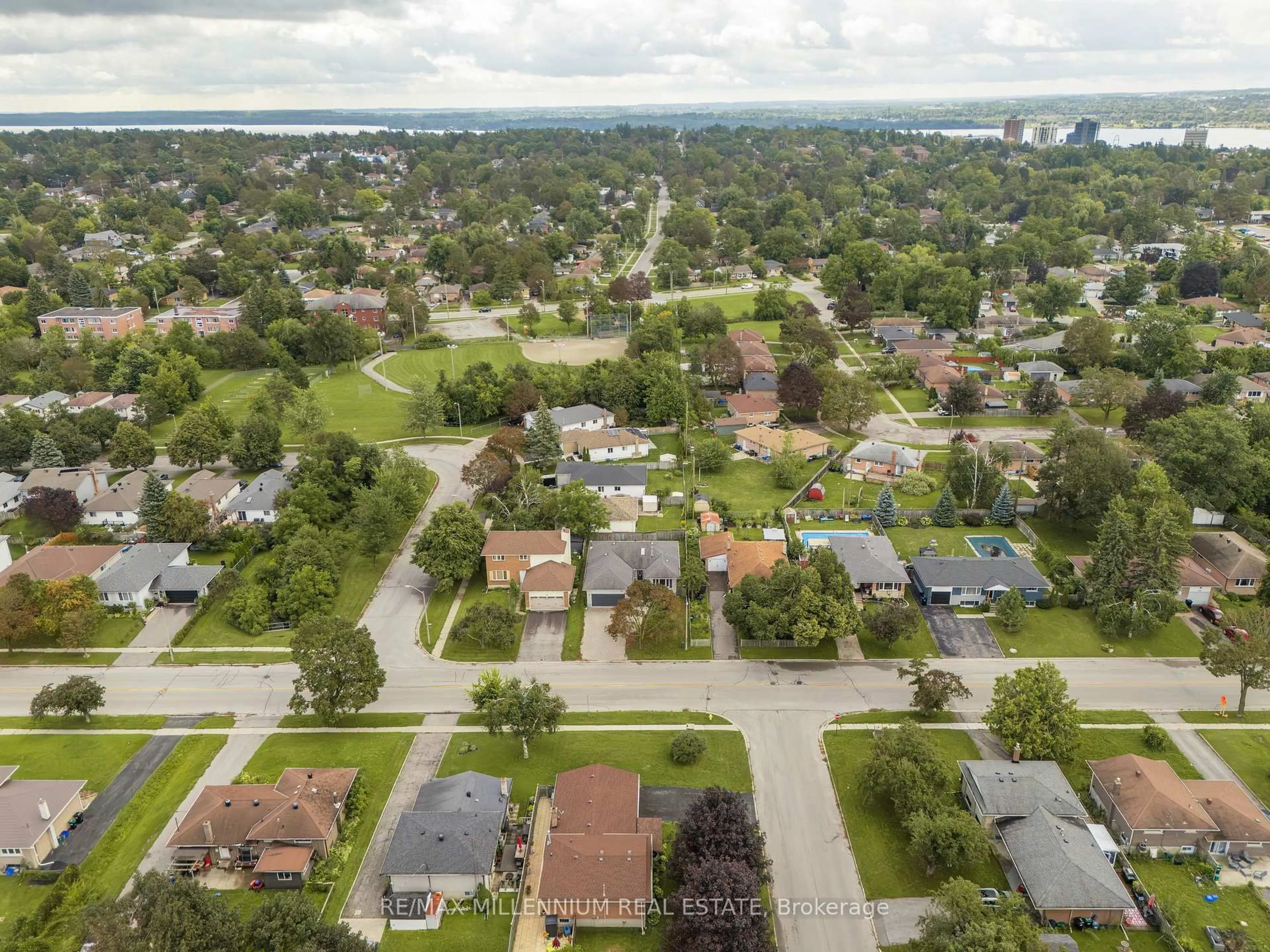 A pic from outside/outdoor area/front of a property/back of a property/a pic from drone, street for 117 Rose St, Barrie Ontario L4M 2T6