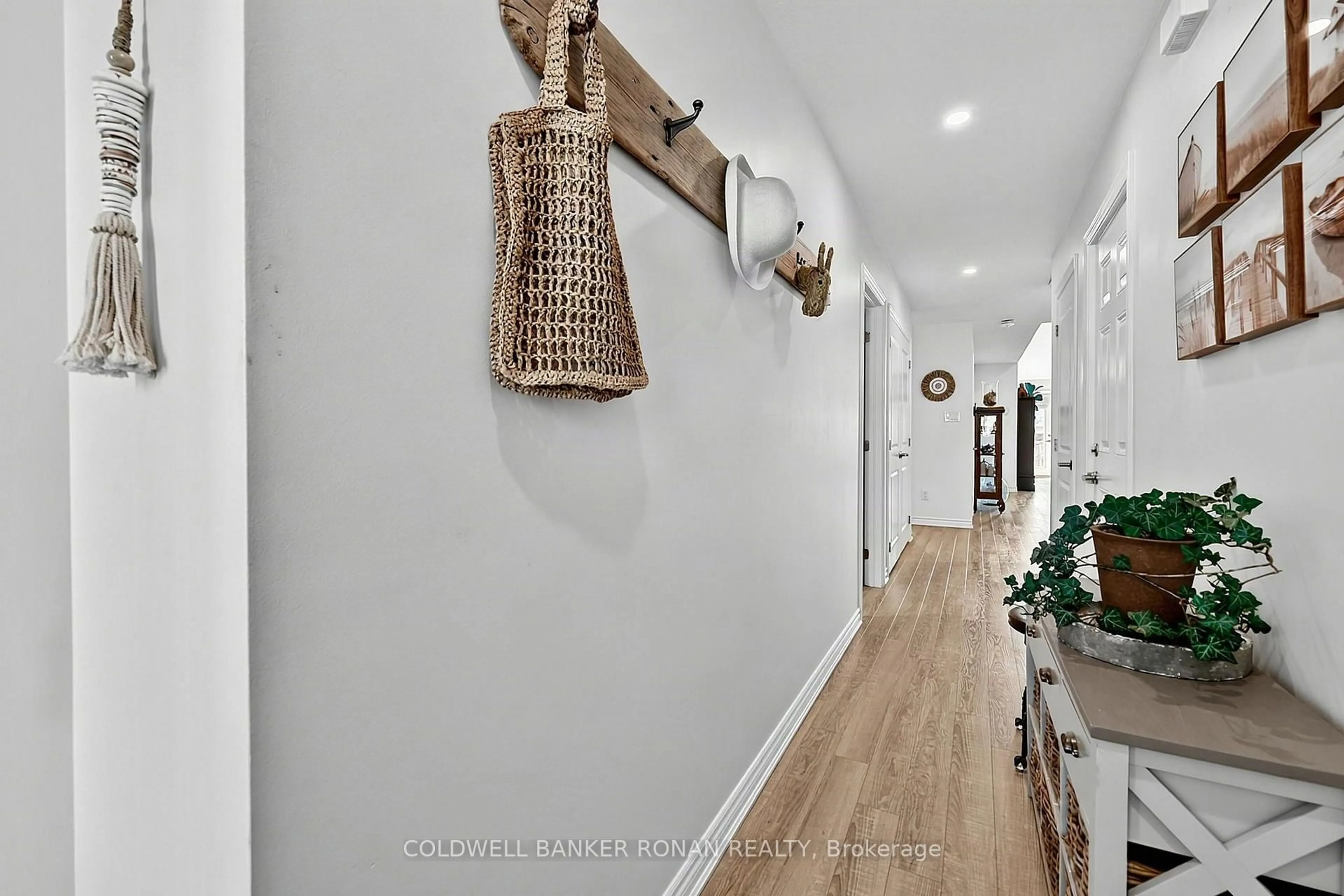 Indoor entryway for 82 Ivy Cres, Wasaga Beach Ontario L9Z 0H8