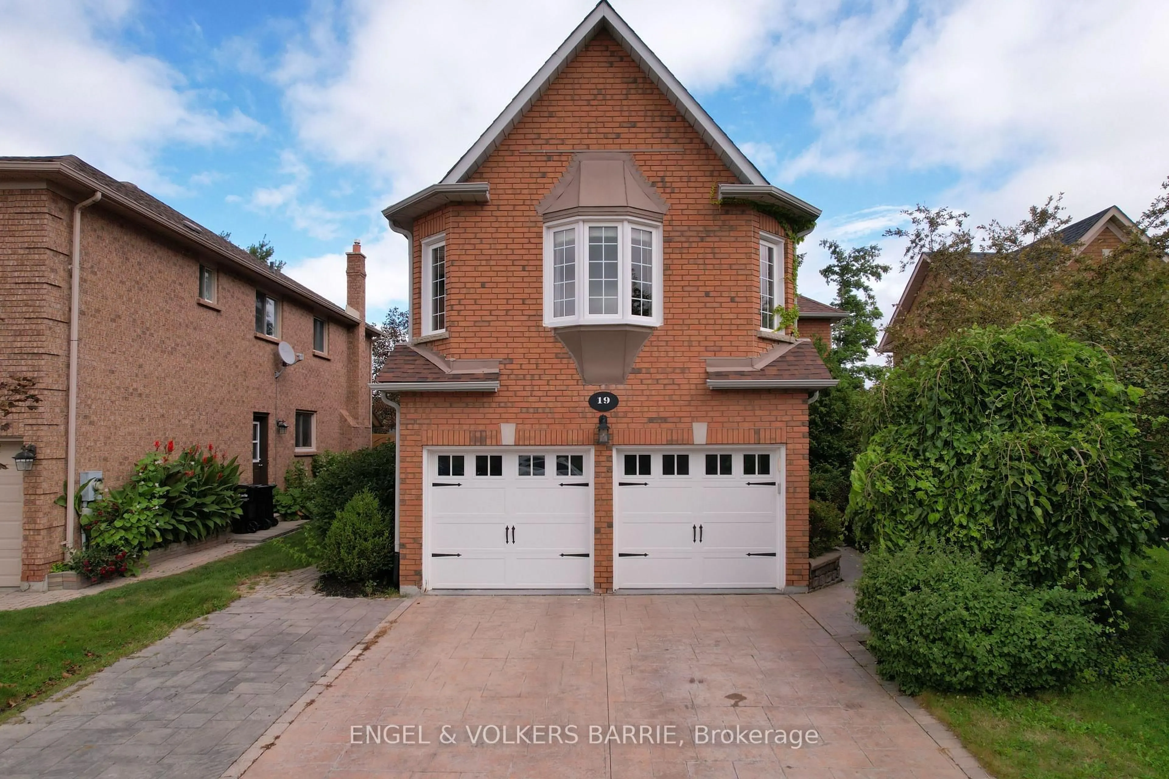 Home with brick exterior material, street for 19 Grand Forest Dr, Barrie Ontario L4N 7E7