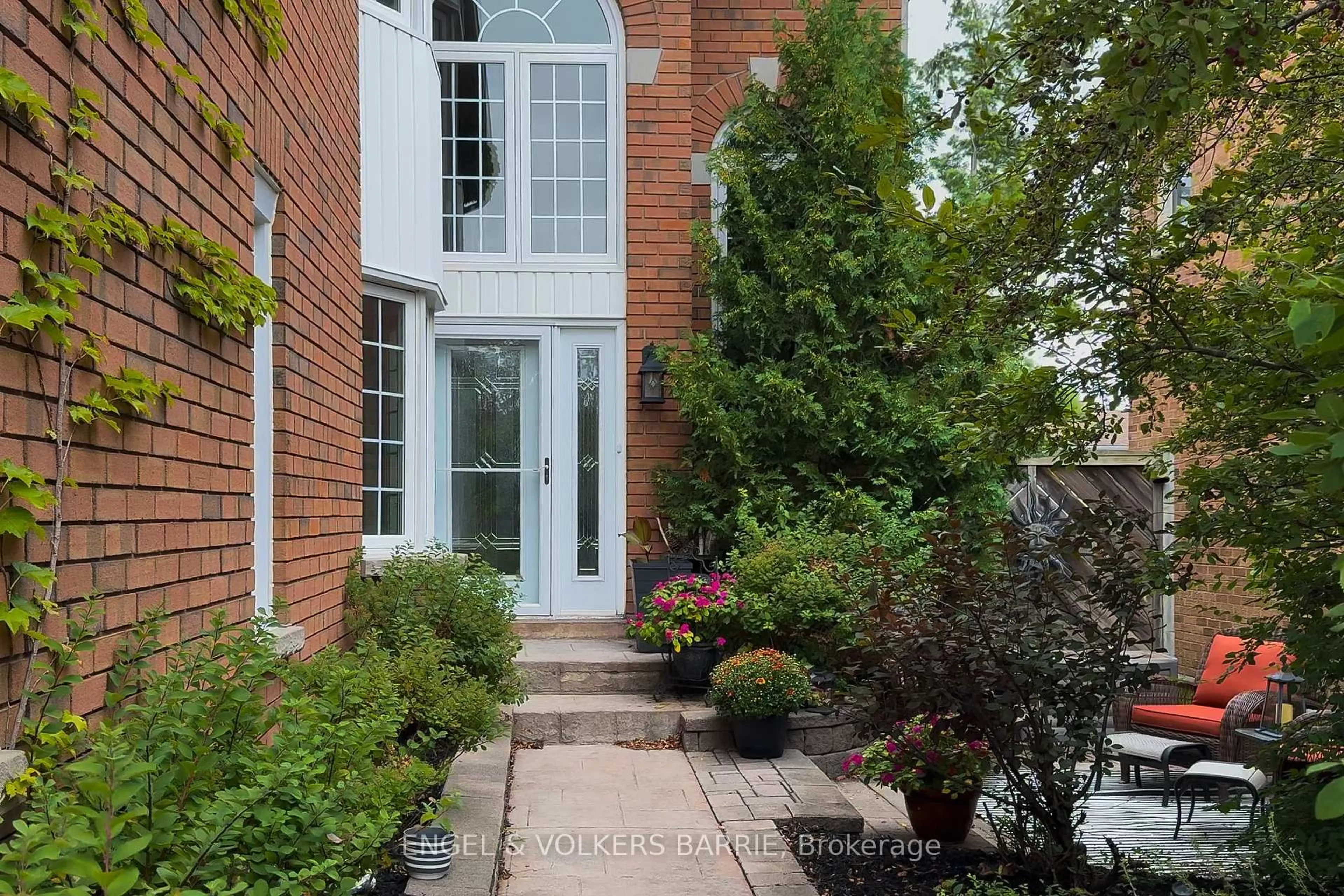 Home with brick exterior material, street for 19 Grand Forest Dr, Barrie Ontario L4N 7E7