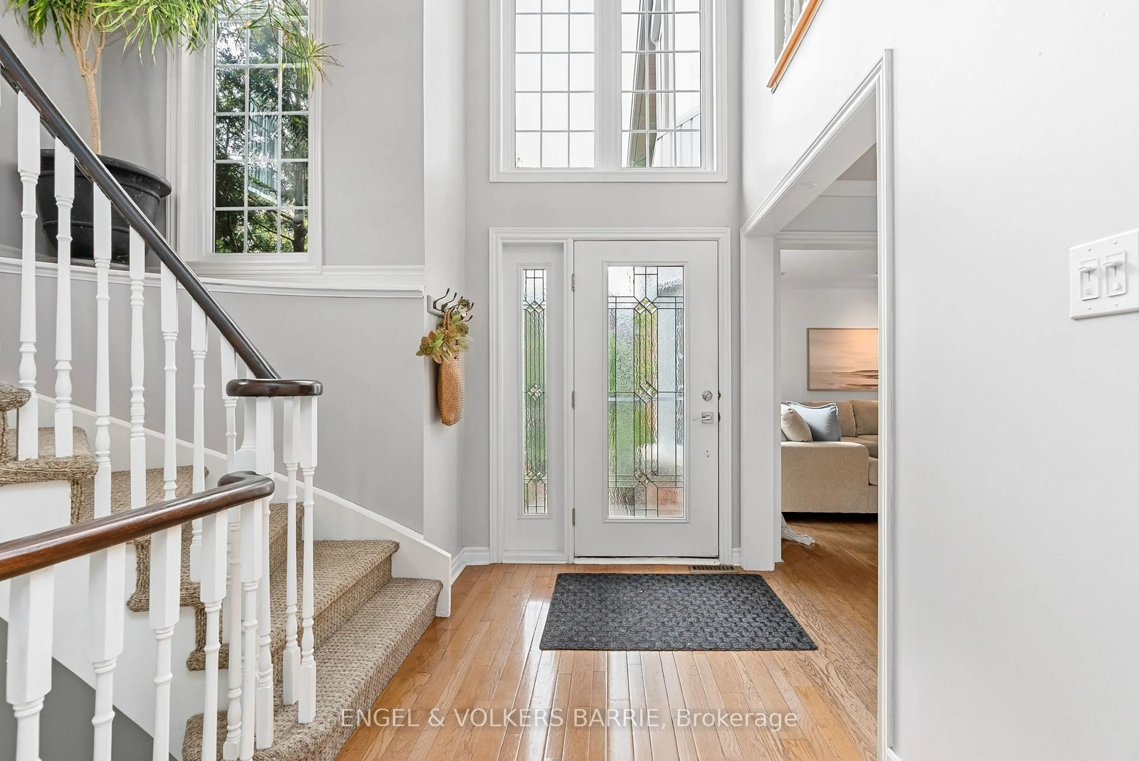 Indoor entryway for 19 Grand Forest Dr, Barrie Ontario L4N 7E7