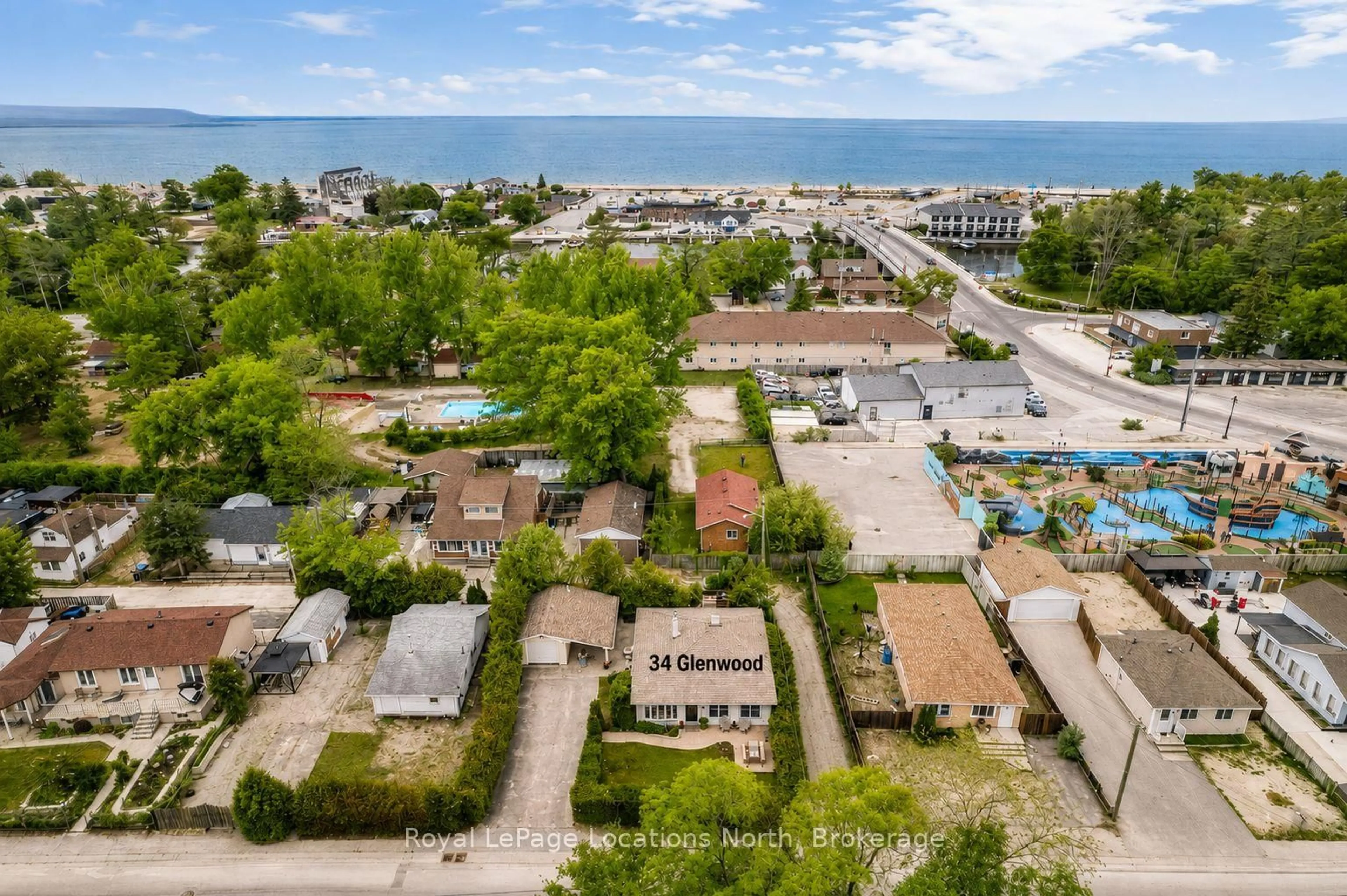 A pic from outside/outdoor area/front of a property/back of a property/a pic from drone, unknown for 34 Glenwood Dr, Wasaga Beach Ontario L9Z 2K5