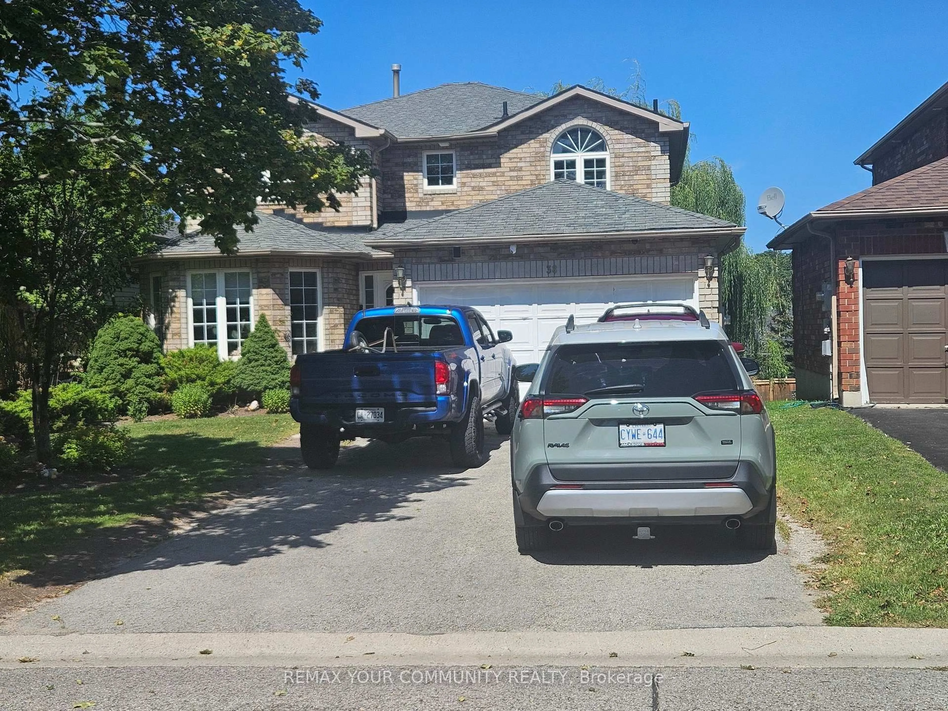 A pic from outside/outdoor area/front of a property/back of a property/a pic from drone, street for 38 Masters Dr, Barrie Ontario L4M 6W9