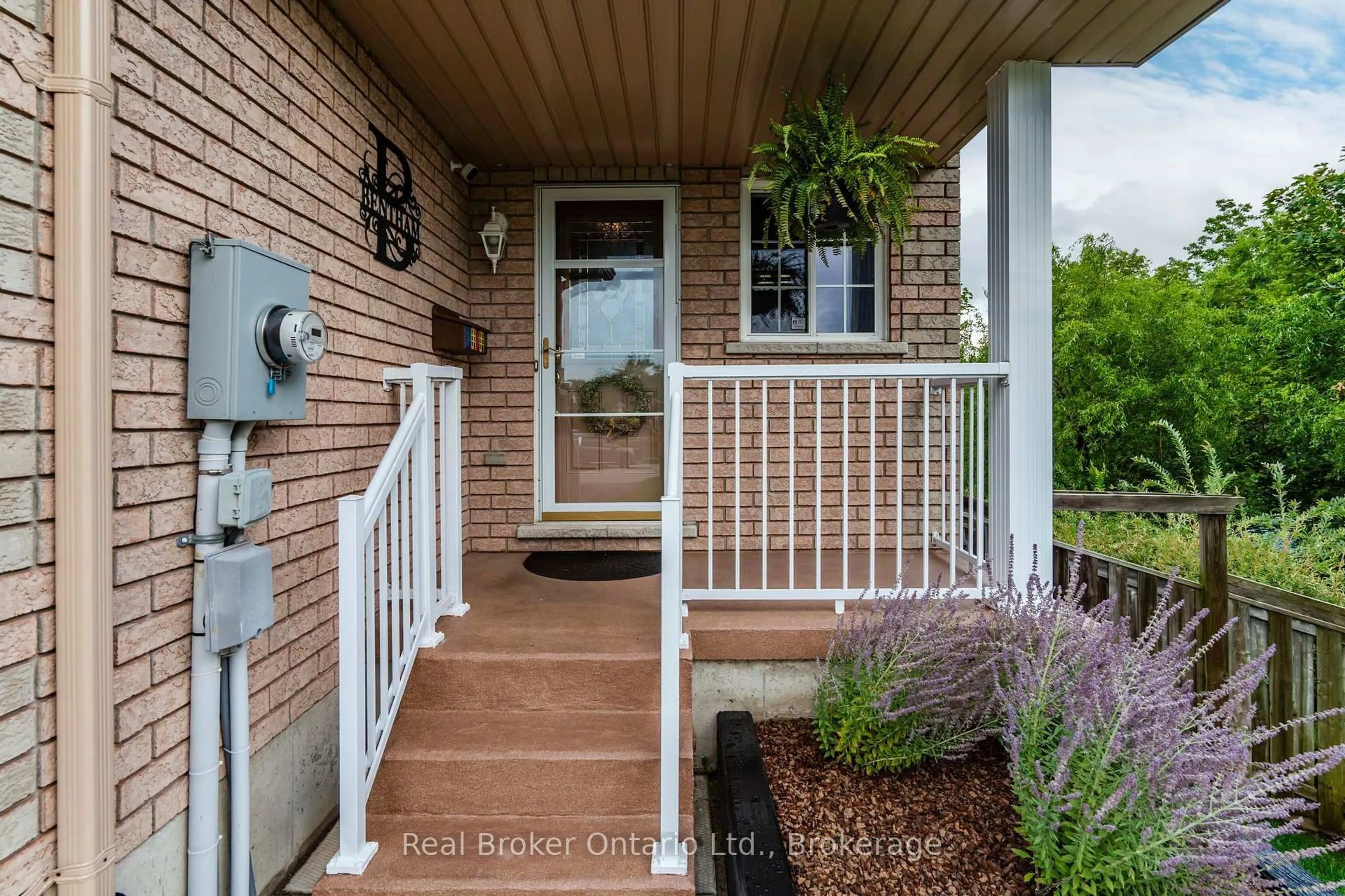 Indoor entryway for 140 Southwinds Cres, Midland Ontario L4R 0A3