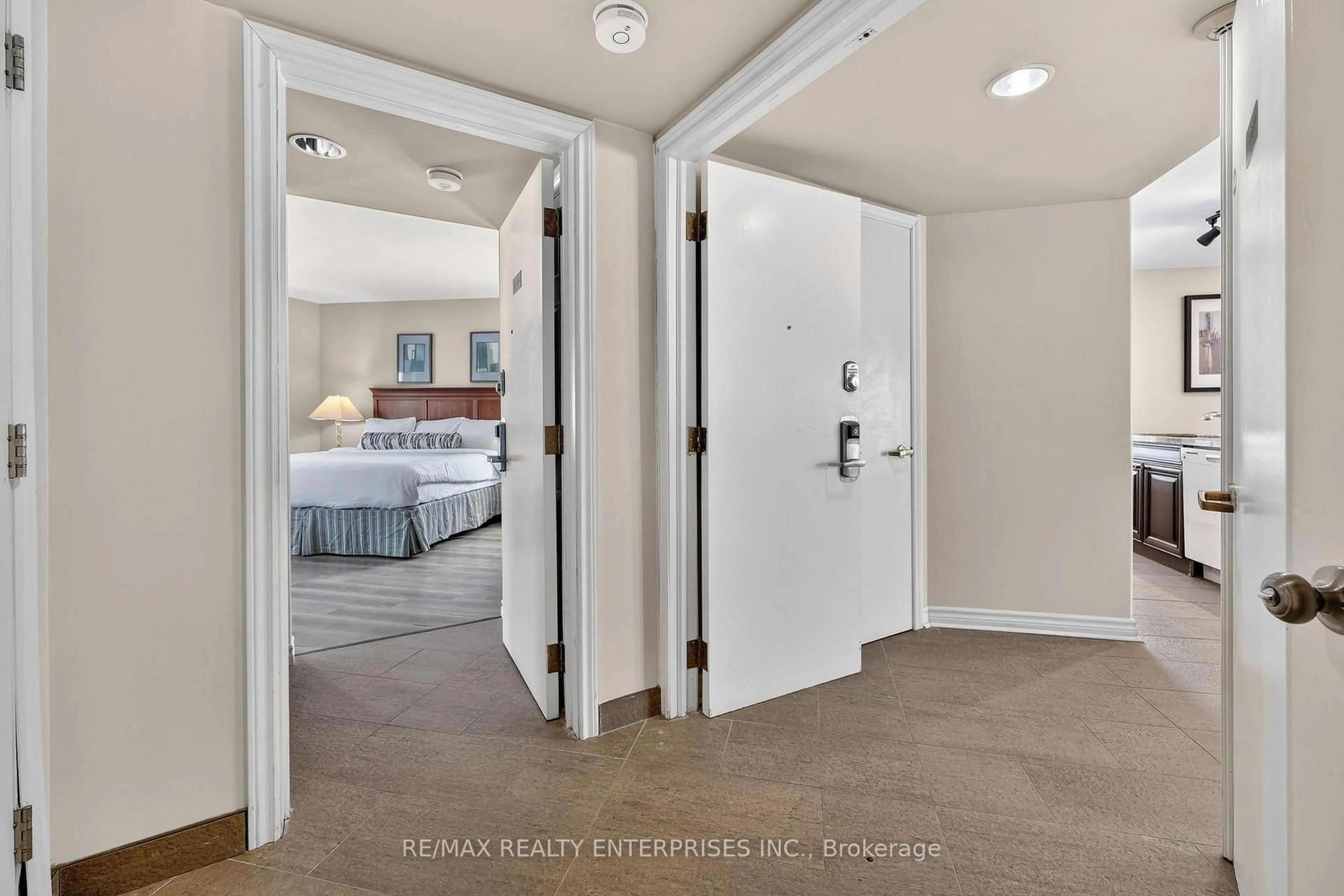 Indoor entryway for 90 Highland Dr #2014/15, Oro-Medonte Ontario L0L 2X0