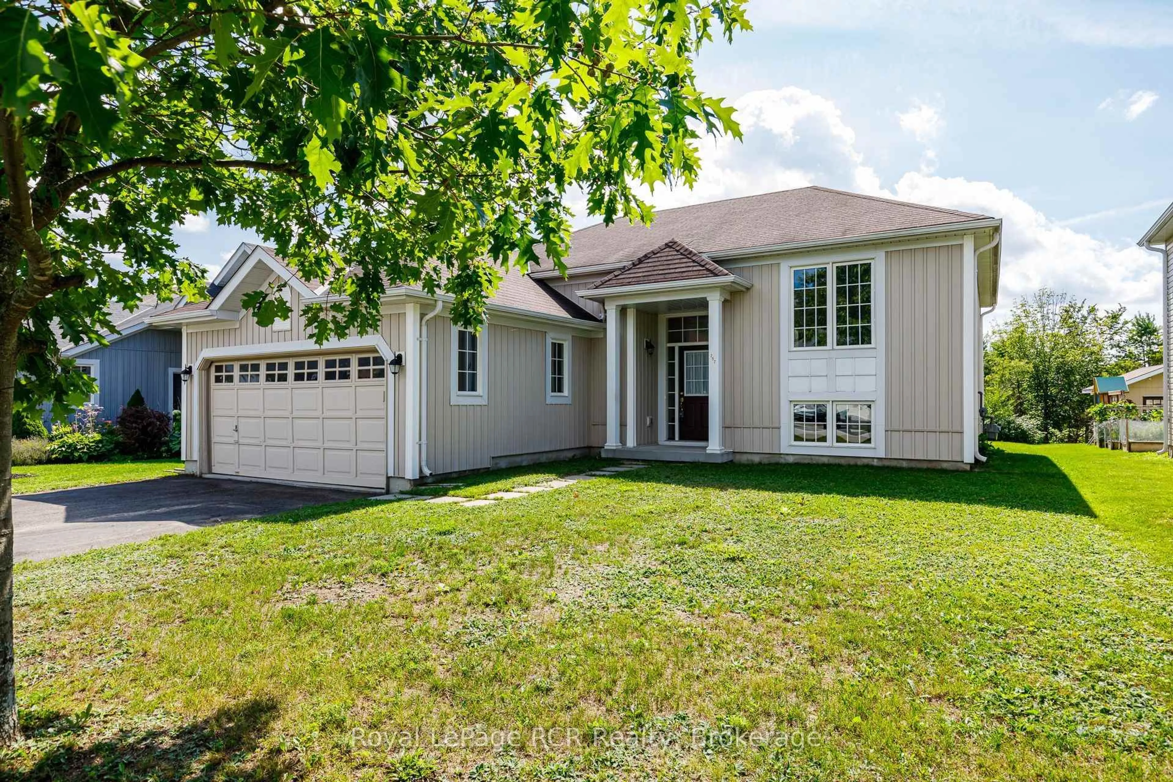 Home with vinyl exterior material, street for 252 Spruce St, Clearview Ontario L0M 1S0