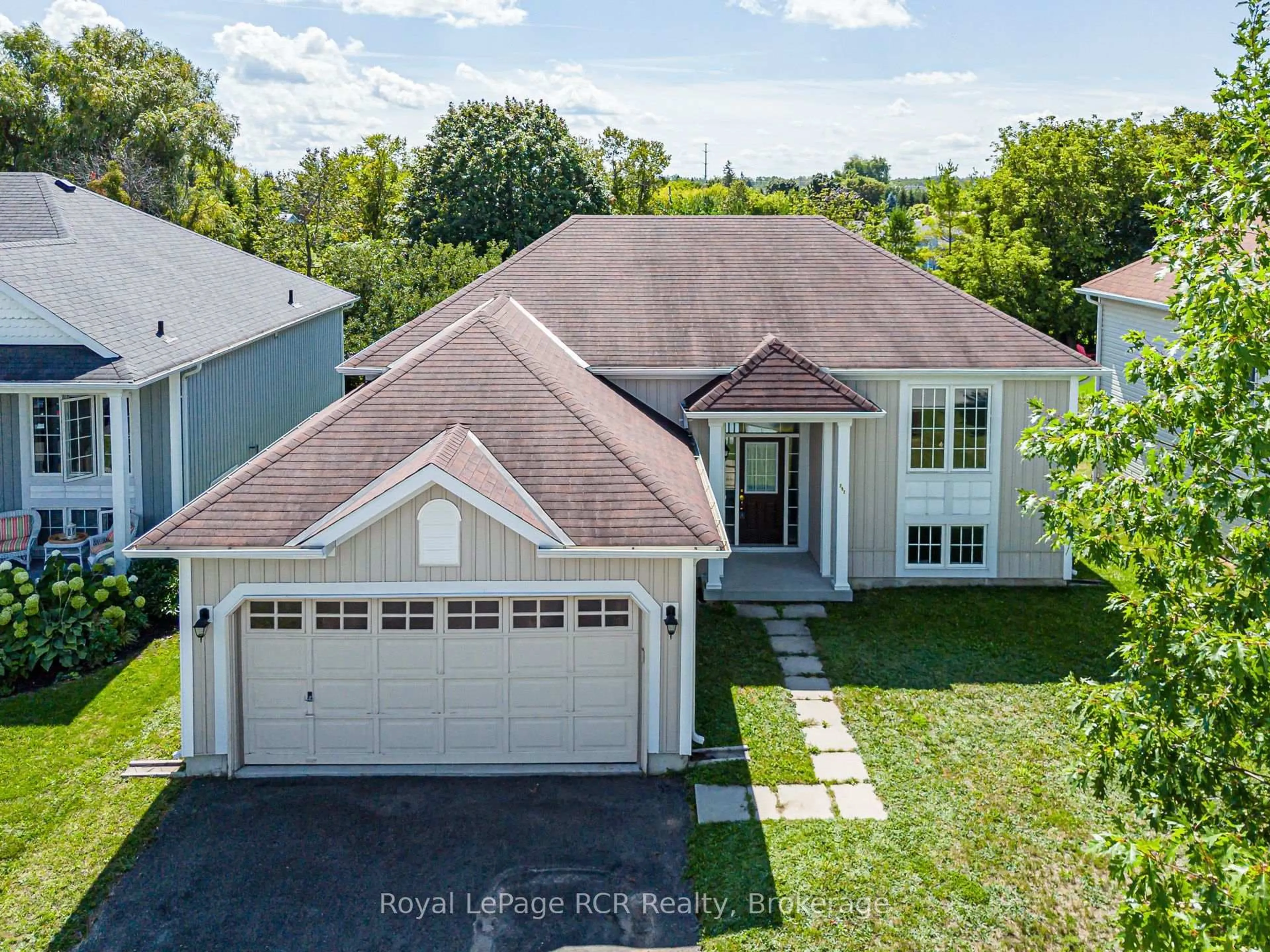 A pic from outside/outdoor area/front of a property/back of a property/a pic from drone, street for 252 Spruce St, Clearview Ontario L0M 1S0