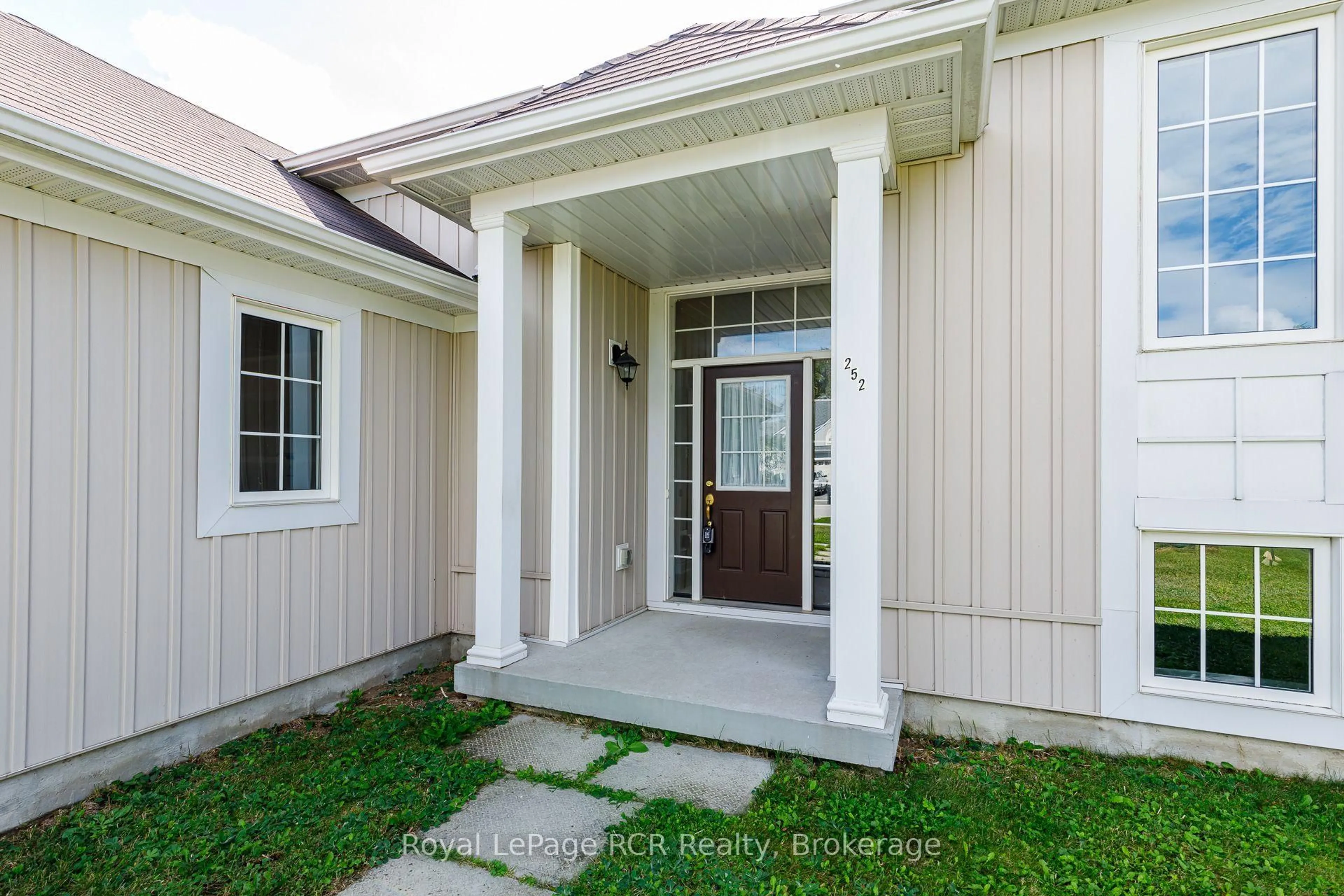 Indoor entryway for 252 Spruce St, Clearview Ontario L0M 1S0