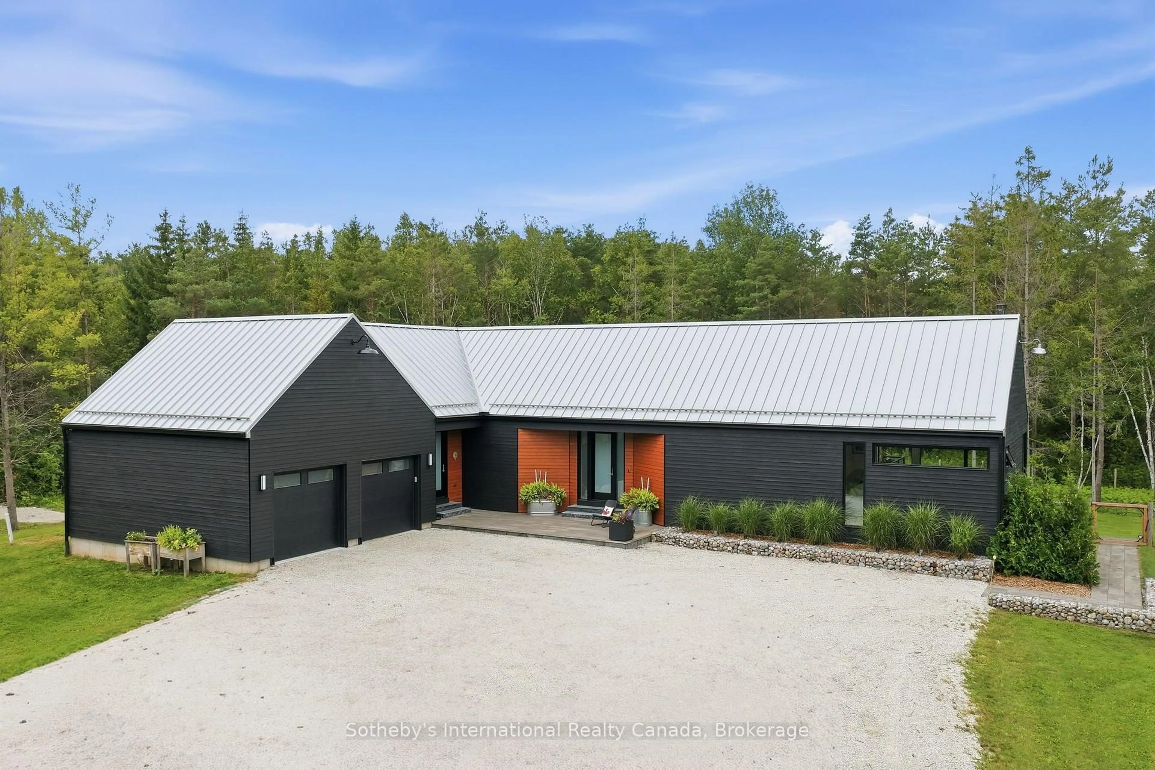 A pic from outside/outdoor area/front of a property/back of a property/a pic from drone, building for 2514 Nottawasaga Concession 6, Clearview Ontario L9Y 3Z1