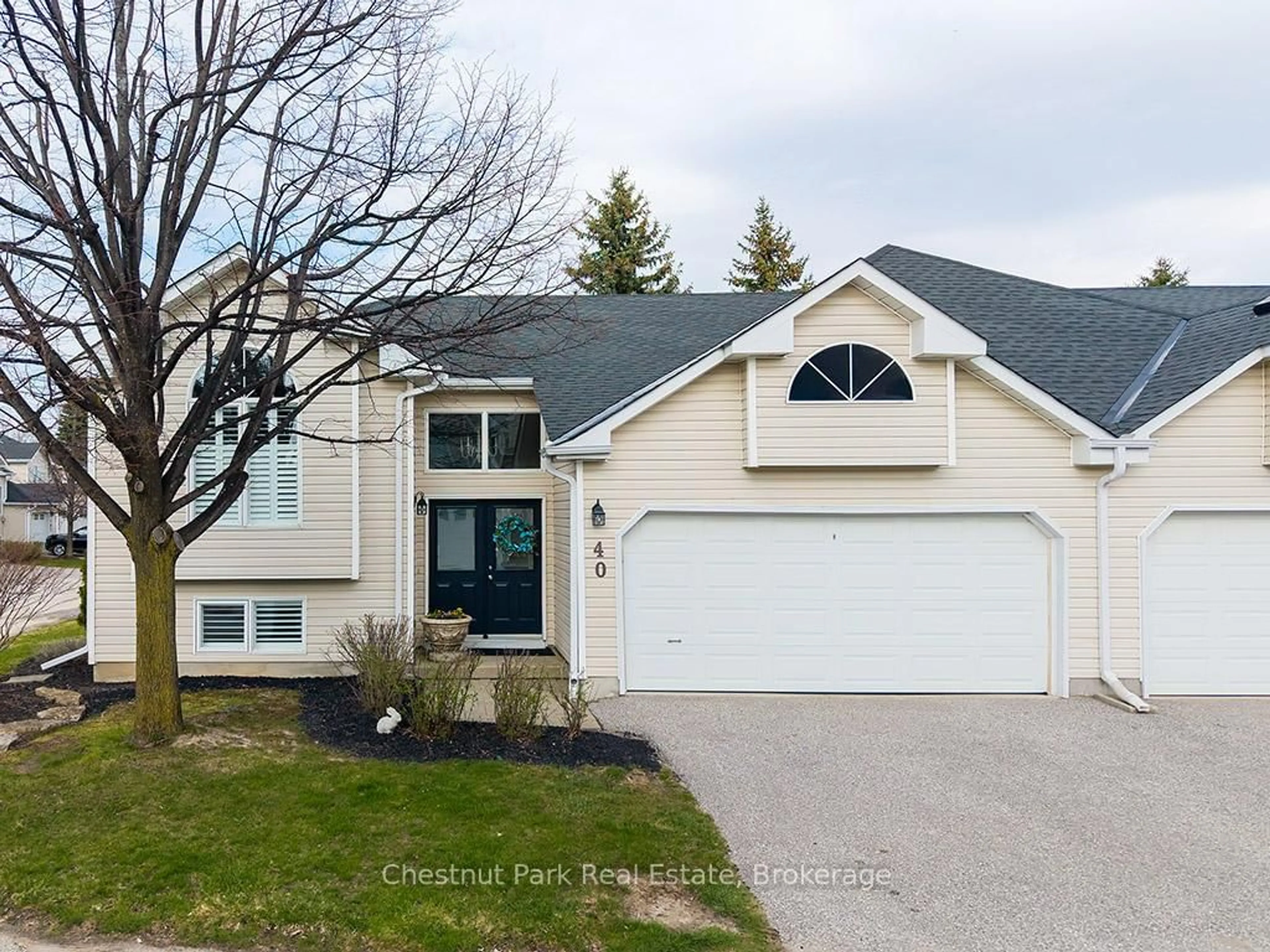 Home with vinyl exterior material, street for 40 Barker Blvd, Collingwood Ontario L9Y 4W4