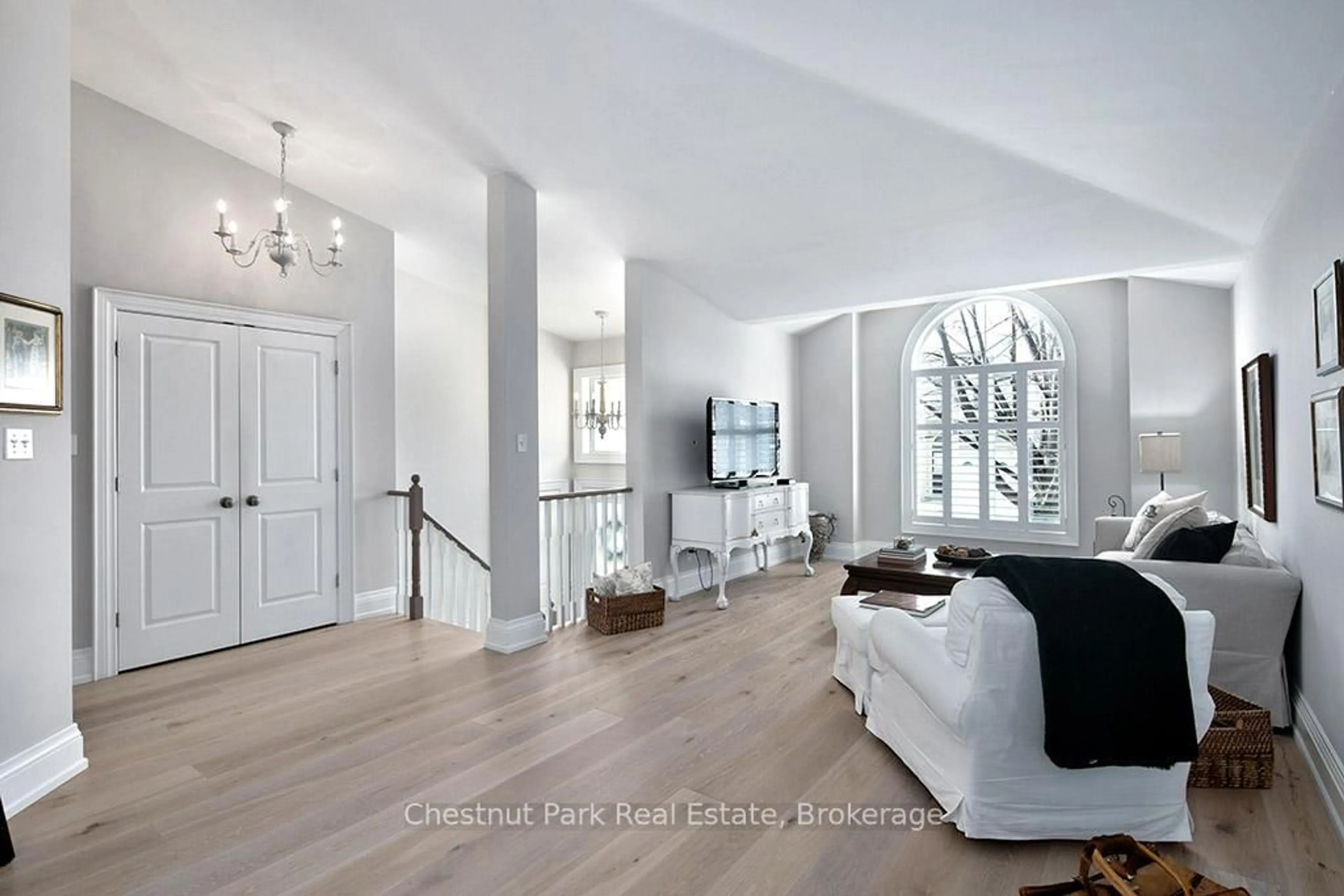 Indoor entryway for 40 Barker Blvd, Collingwood Ontario L9Y 4W4