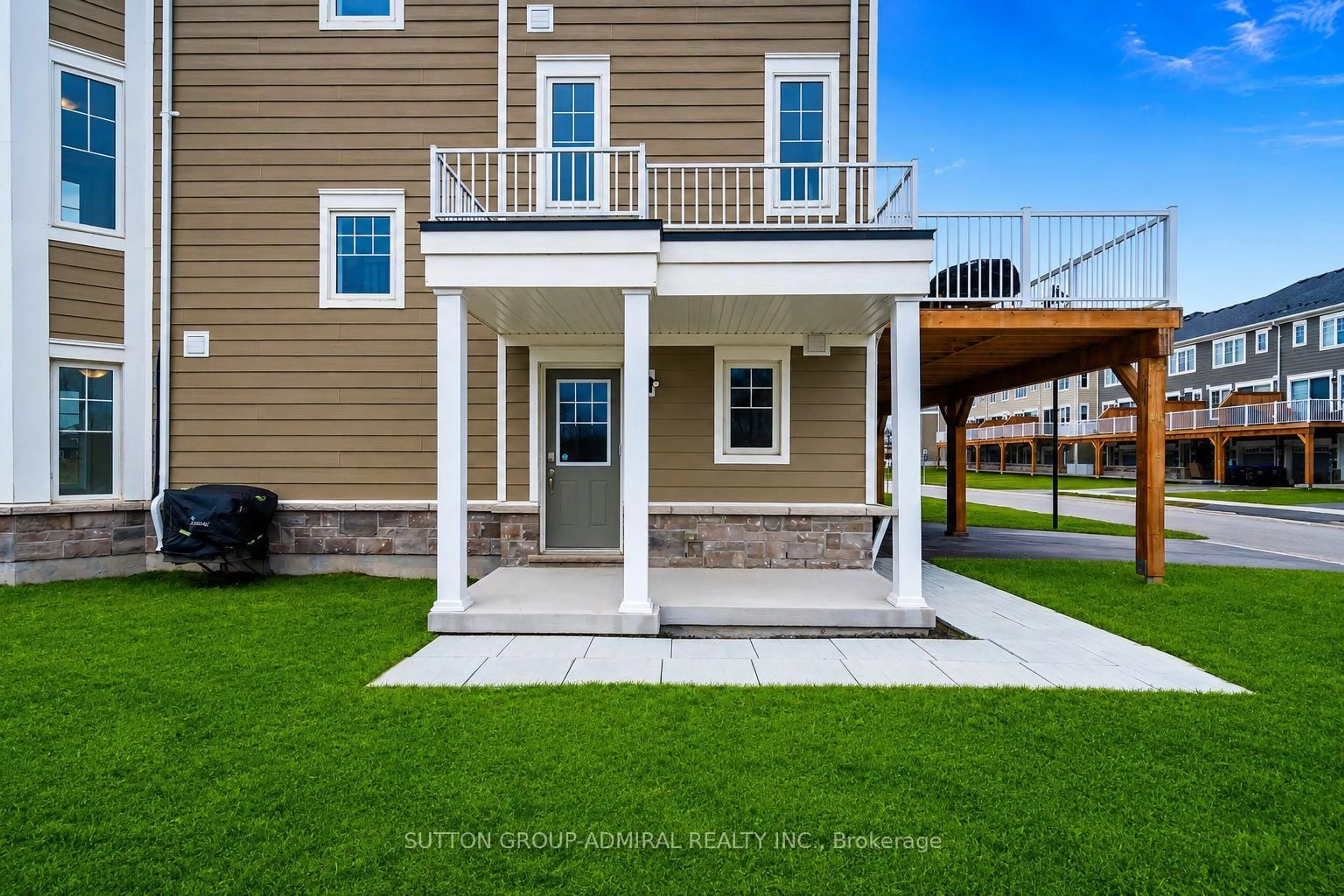 Home with vinyl exterior material, street for 83 Shelburne Ave, Wasaga Beach Ontario L9Z 0L2