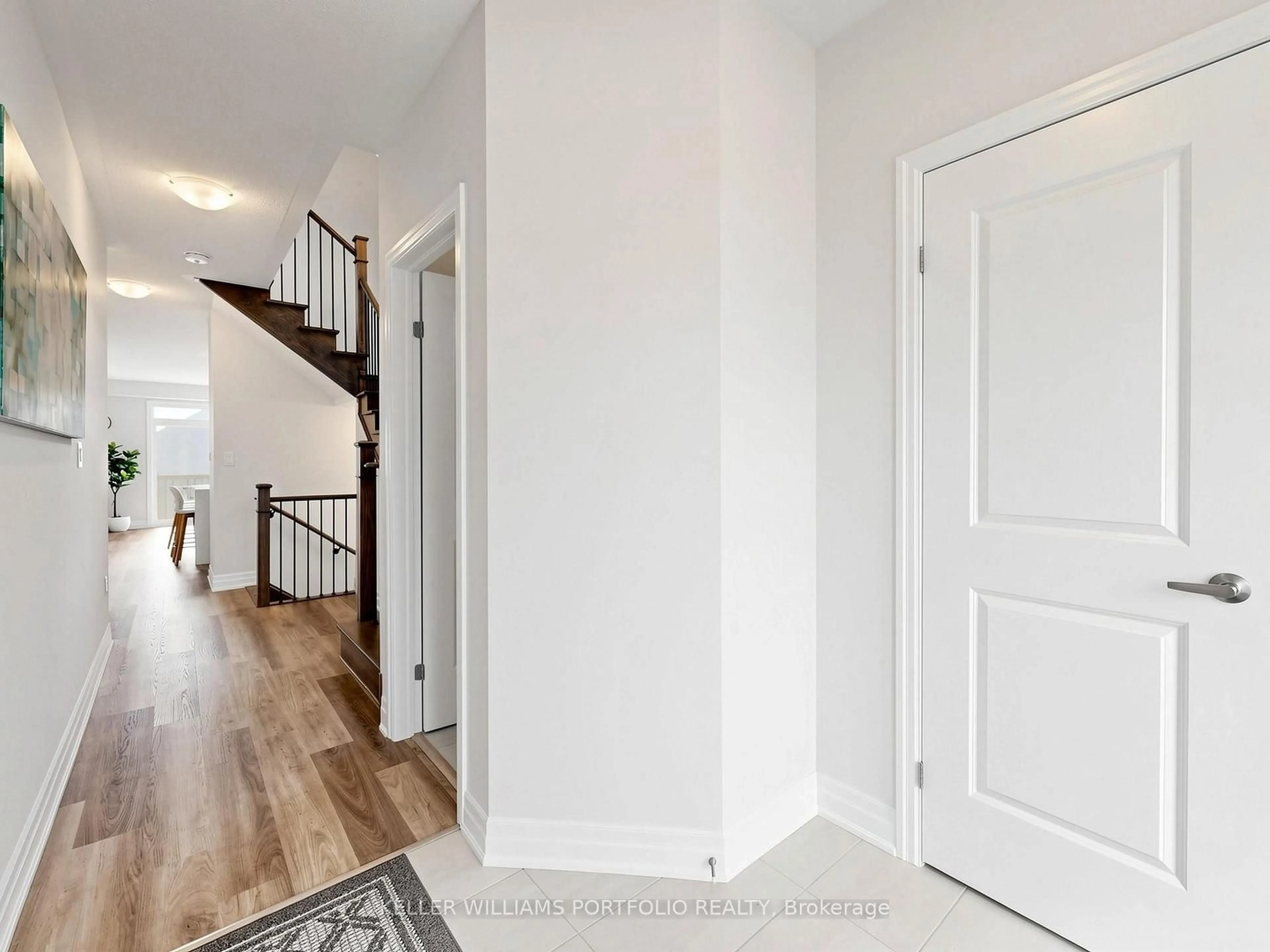 Indoor entryway for 23 Rosanne Circ, Wasaga Beach Ontario L9Z 0N4