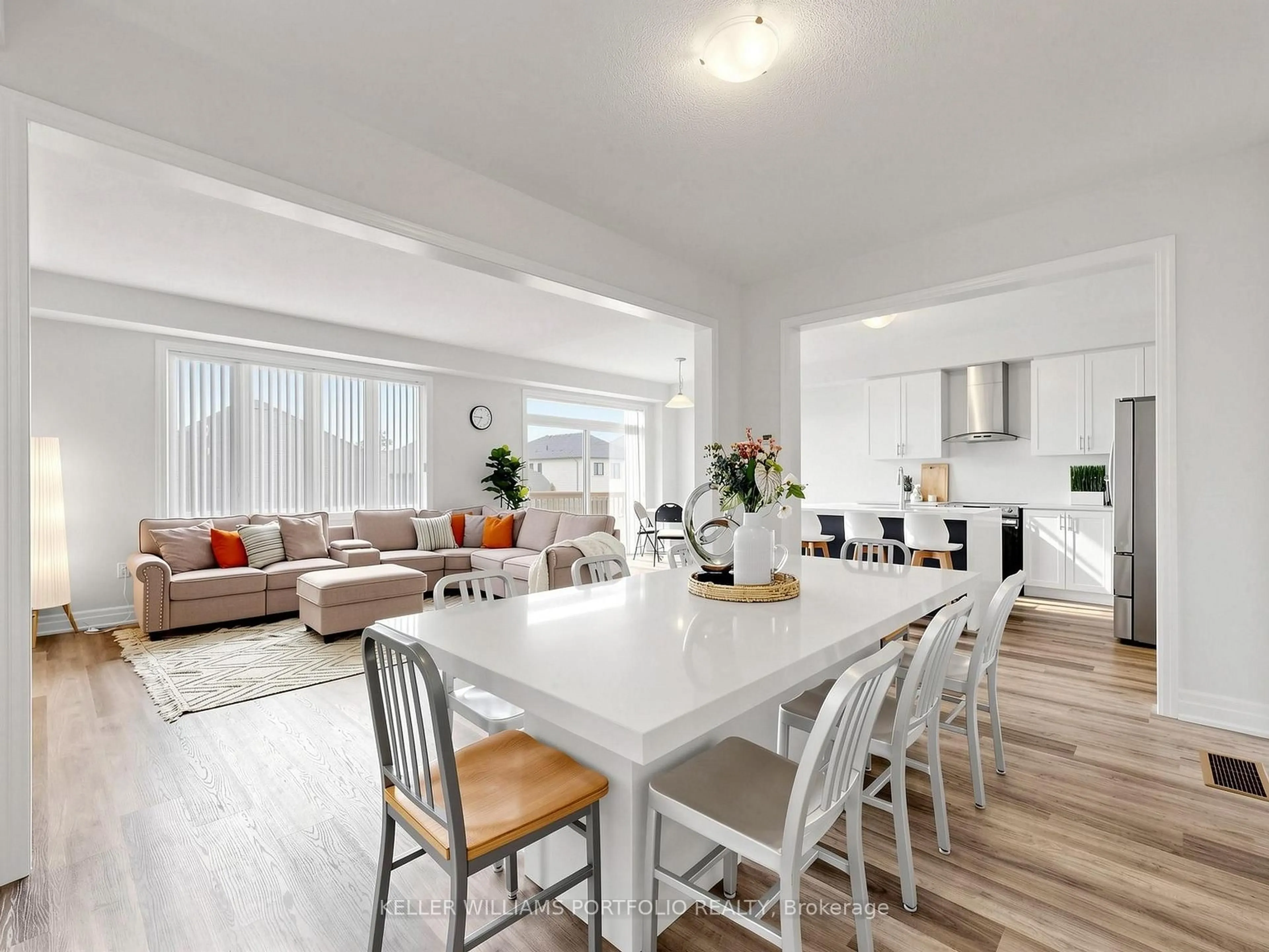 Open concept kitchen, unknown for 23 Rosanne Circ, Wasaga Beach Ontario L9Z 0N4