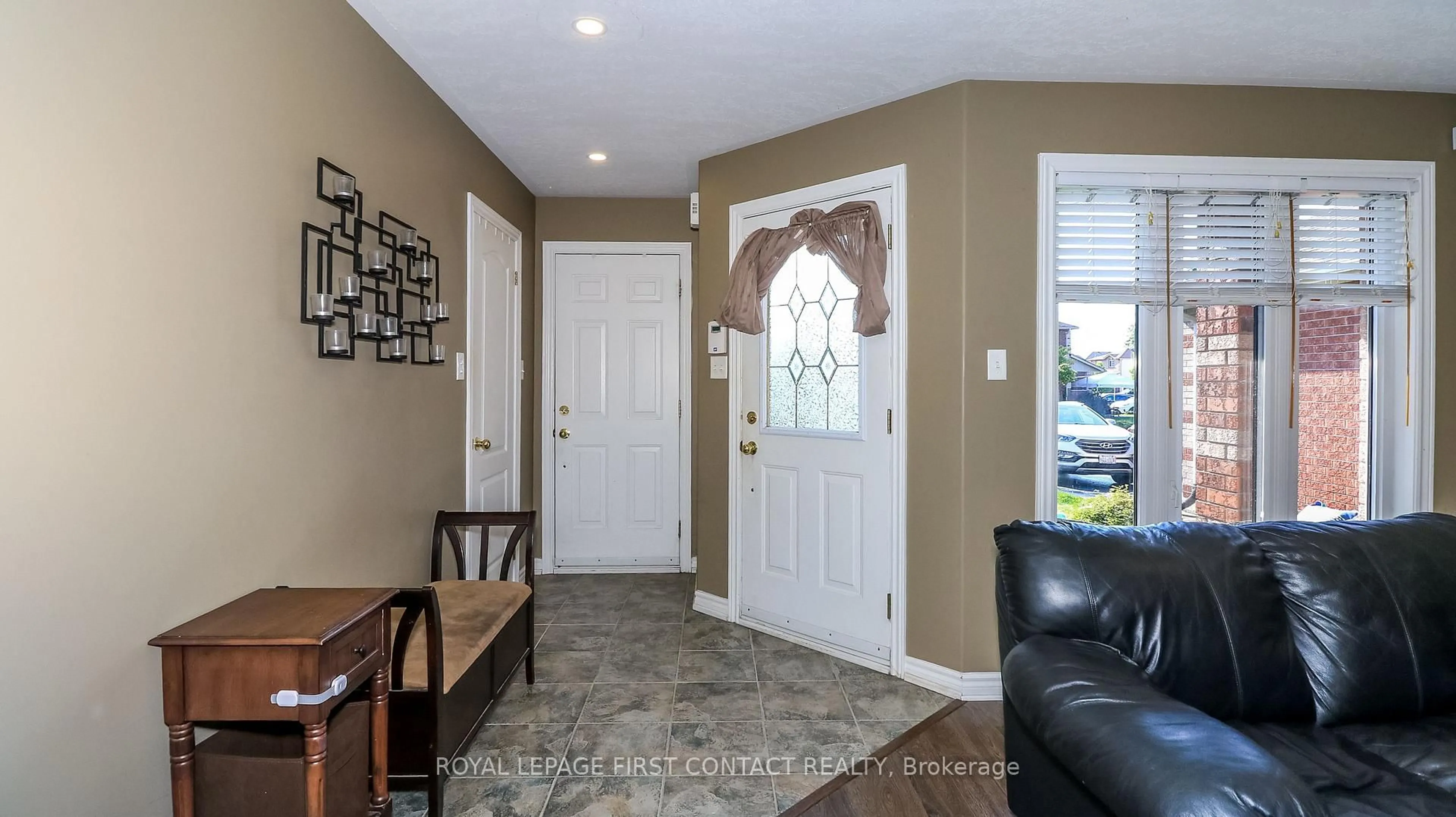 Indoor entryway for 79 White Elm Rd, Barrie Ontario L4N 0E4
