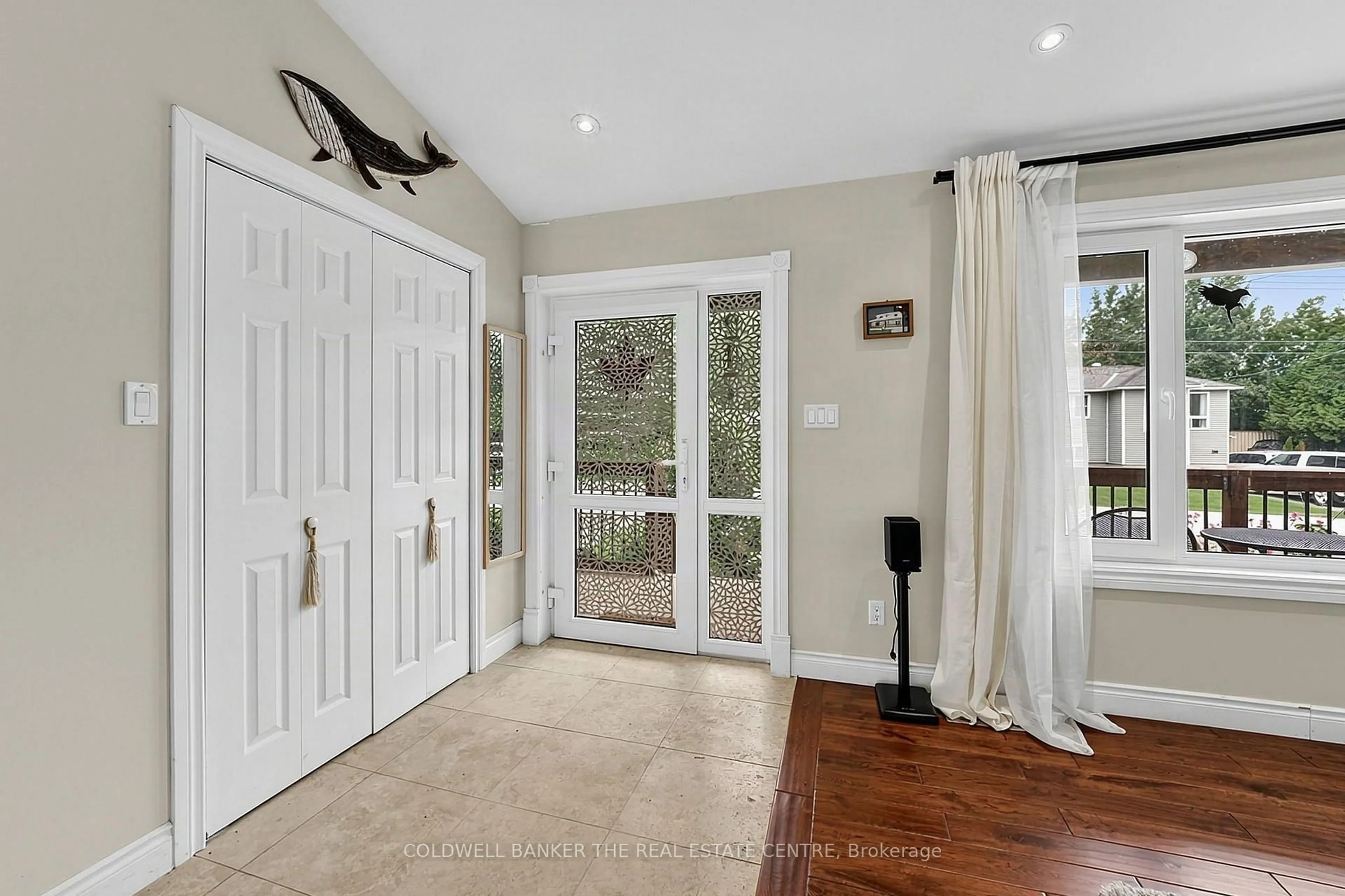 Indoor entryway for 247 Poplar Ave, Tay Ontario L0K 1R0