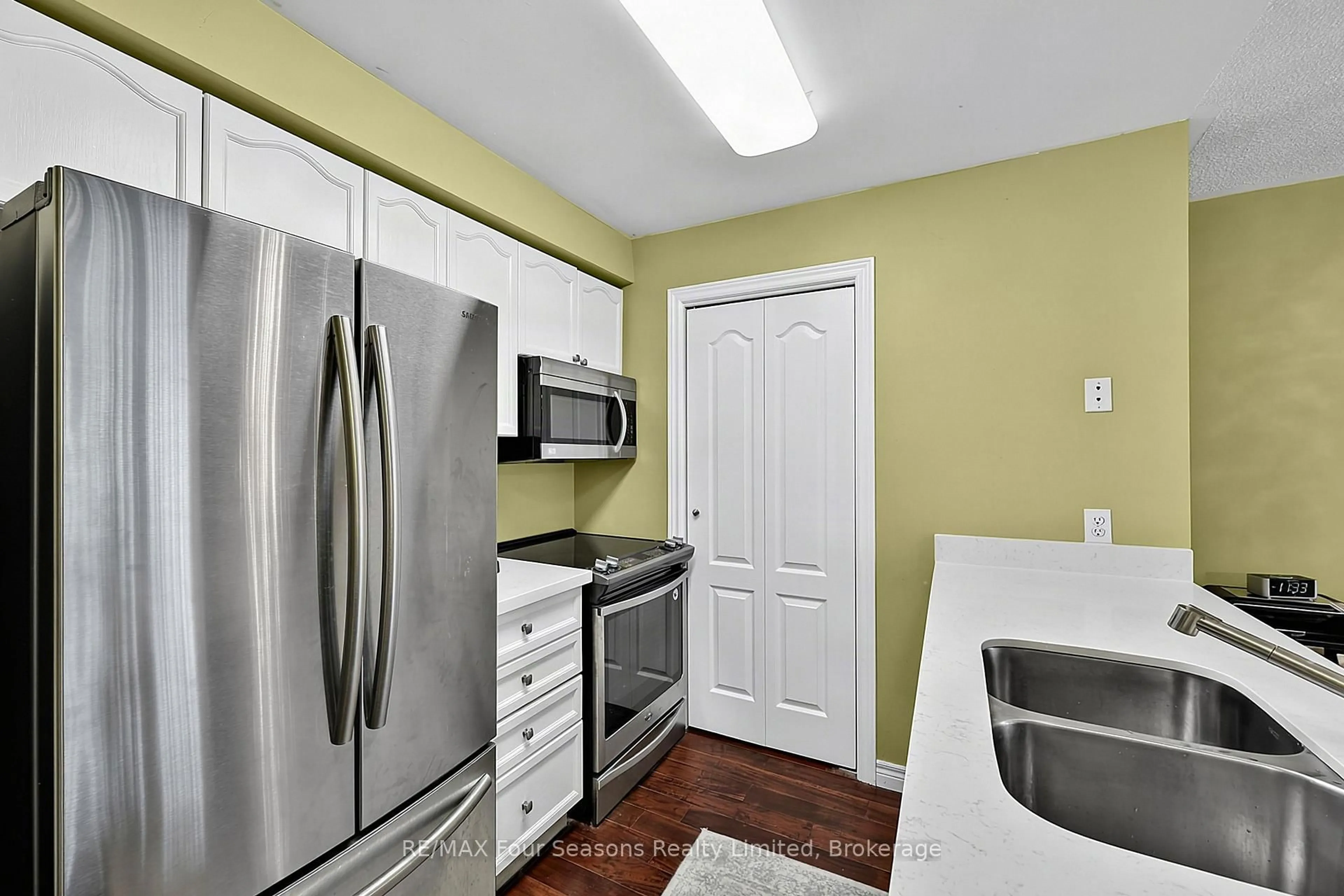 Standard kitchen, unknown for 34 Dawson Dr #839, Collingwood Ontario L9Y 5B4