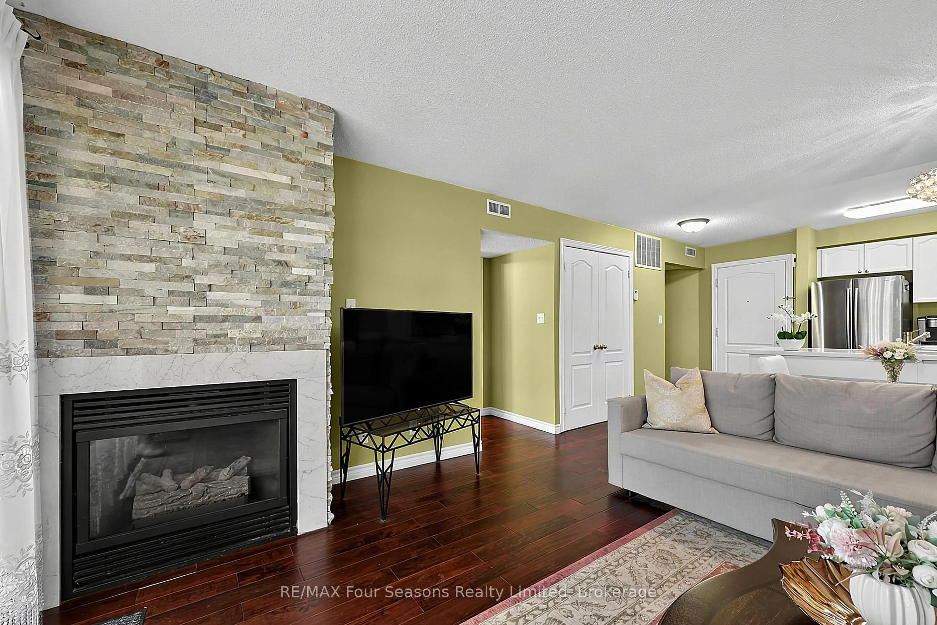 Living room with furniture, unknown for 34 Dawson Dr #839, Collingwood Ontario L9Y 5B4