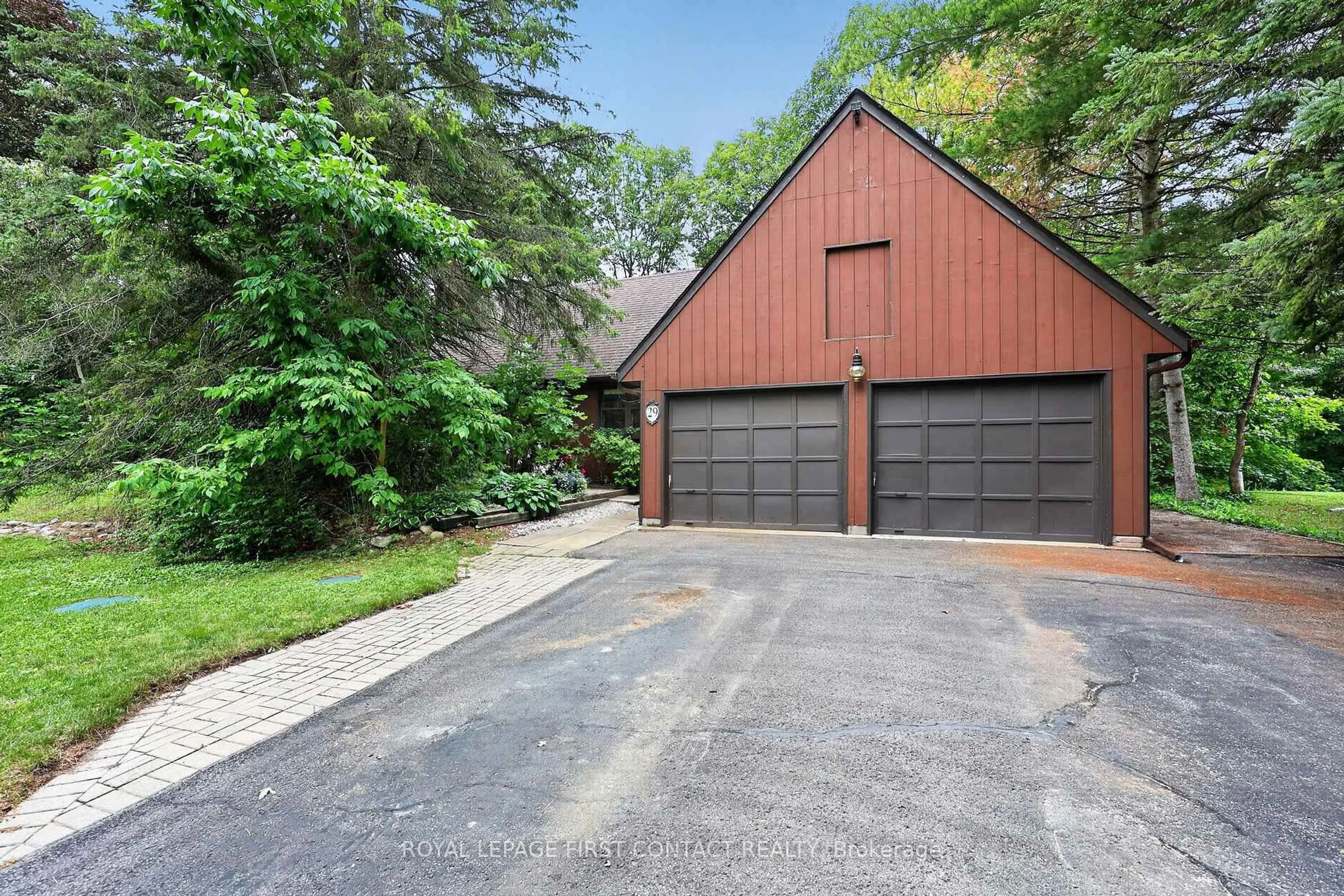 Indoor garage for 29 Doran Rd, Springwater Ontario L9X 1L3